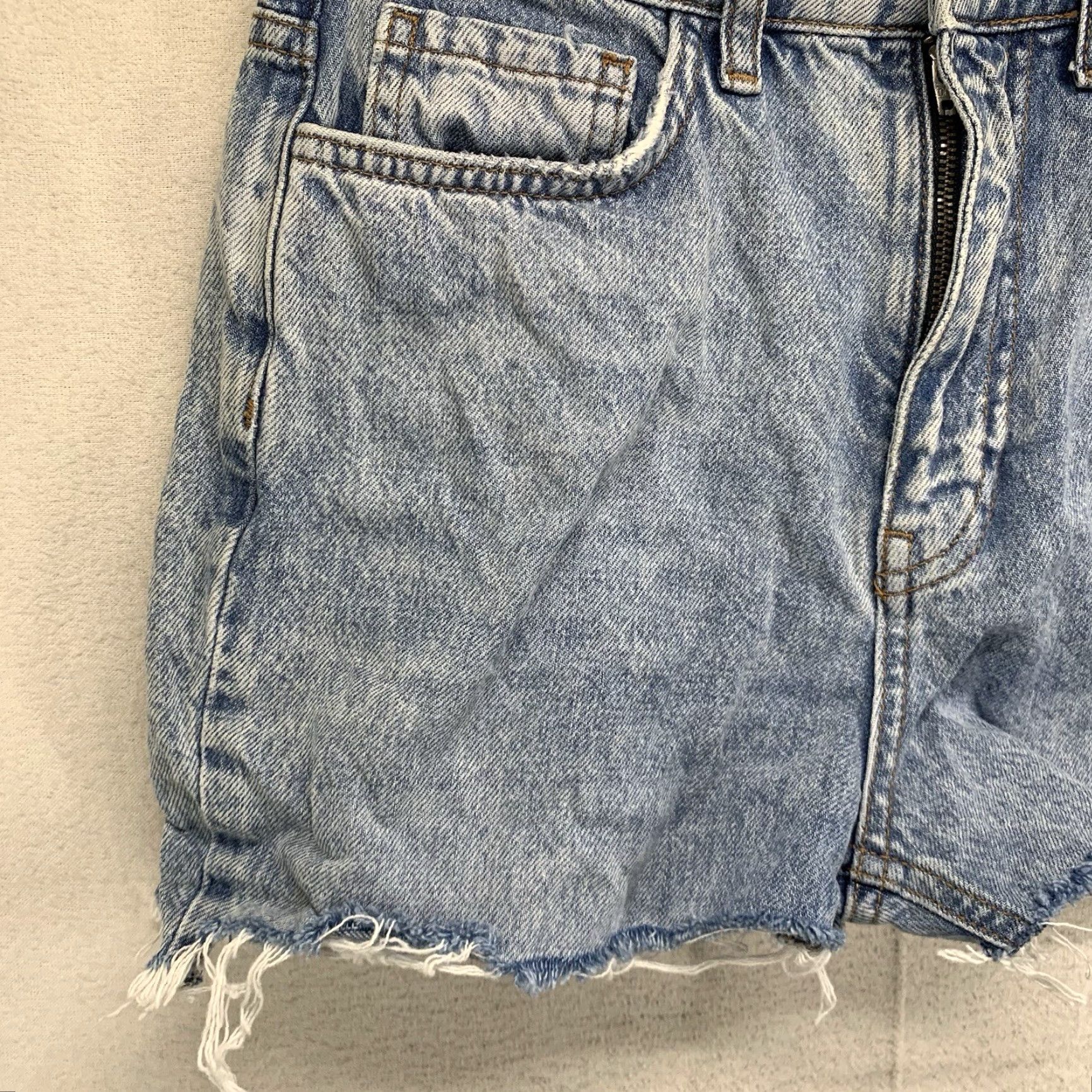Bdg BDG Urban Outfitters Women's High Rise Cheeky Distressed Denim Shorts 27 Blue Casual 90s Size 27" / US 4 / IT 40 - 4 Thumbnail