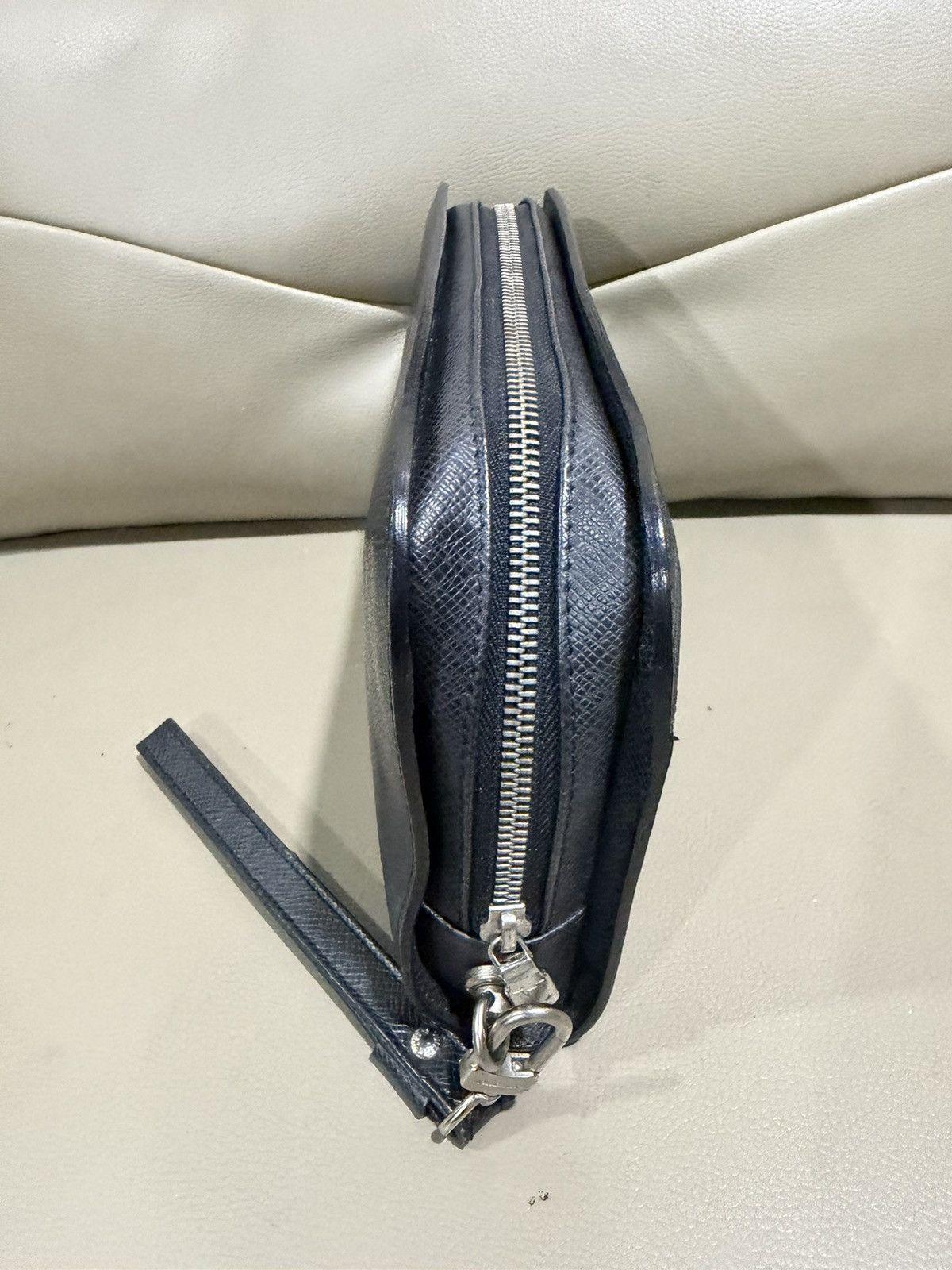 Louis Vuitton Authentic Louis Vuitton Taiga Black Clutch Size ONE SIZE - 4 Thumbnail