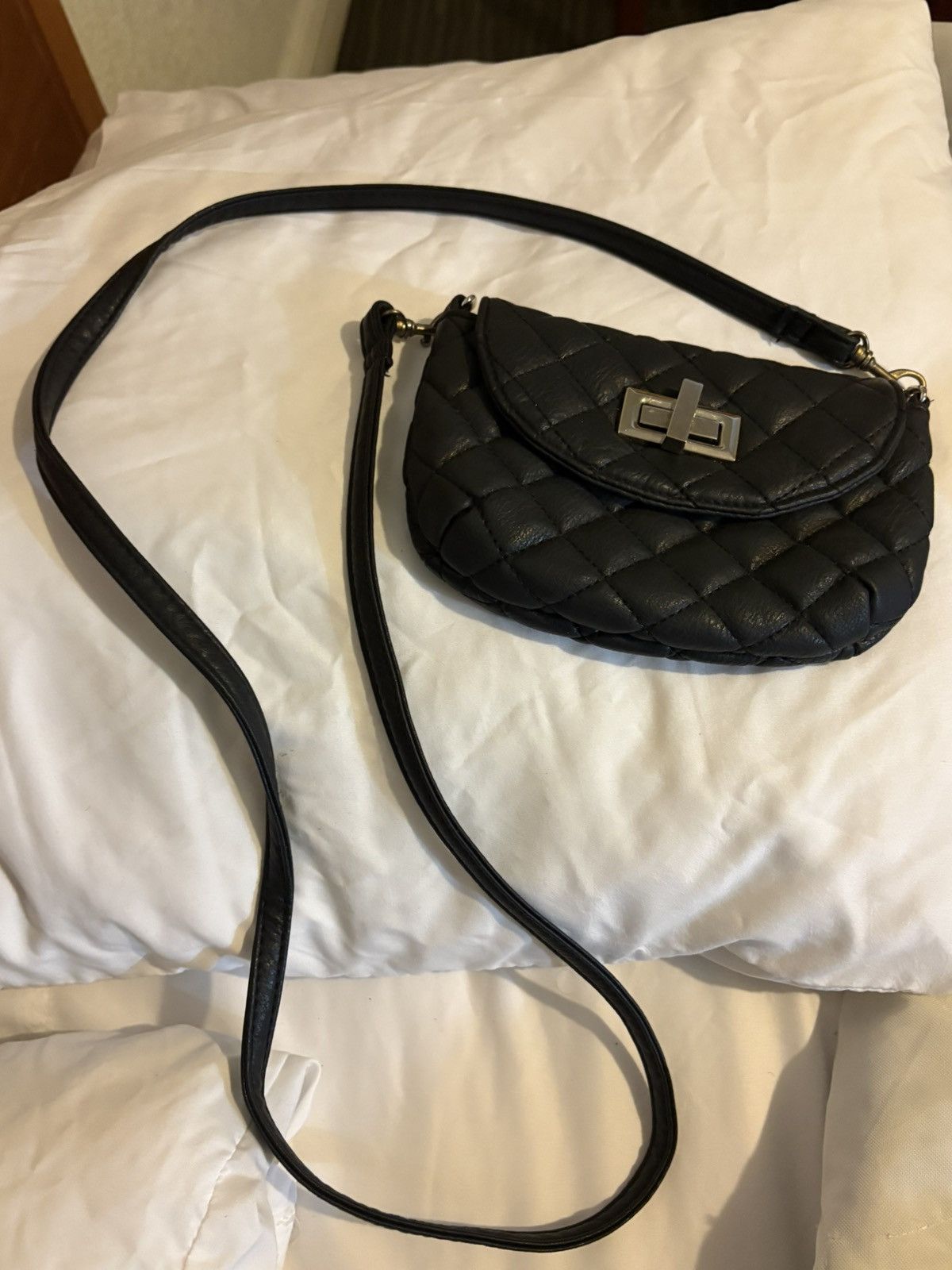 Other Black Quilted Shoulder Bag Silver Turn Lock Accent Pockets Size ONE SIZE - 6 Thumbnail