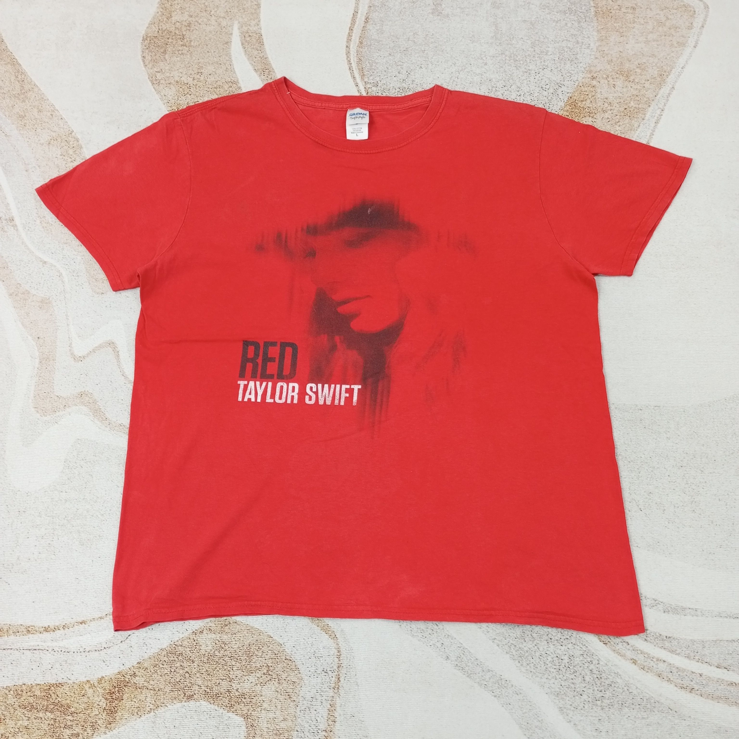 Band Tees Vintage Red Taylor Swift American Solo Singer Tshirt C239N12 Size US L / EU 52-54 / 3 - 1 Thumbnail