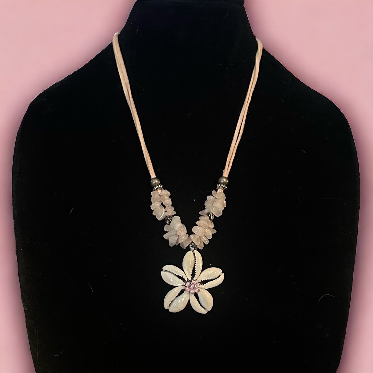 Vintage Vintage rose quartz shell flower cord necklace Size ONE SIZE - 1 Thumbnail