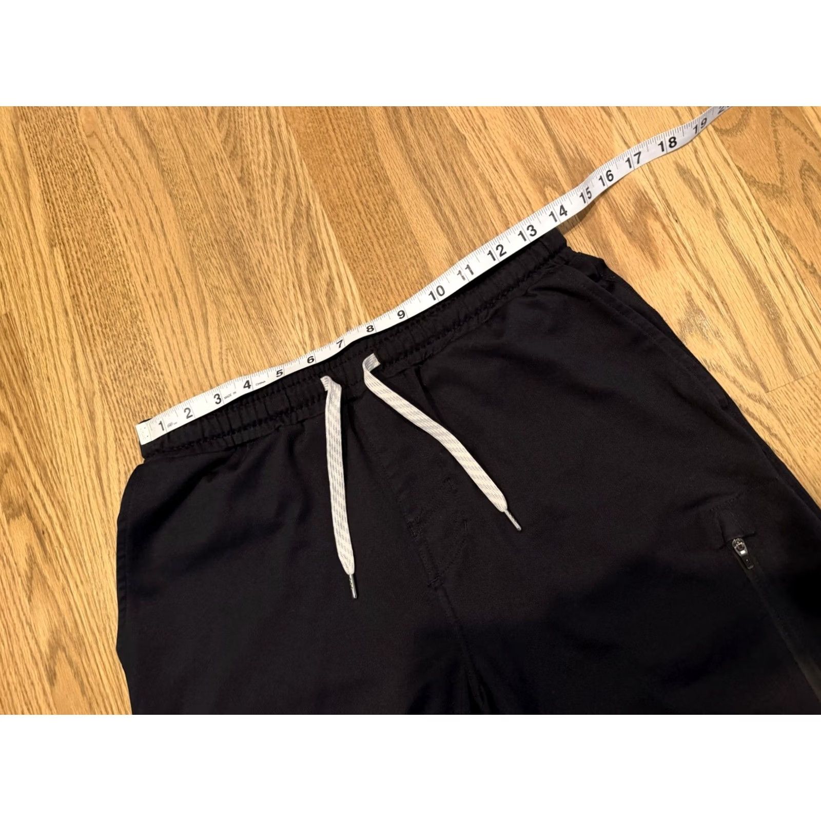 Vuori Vuori Sunday Performance Jogger Men’s Size S Black V416 Jogger Activewear Pockets Breathable Elastic Waist Inseam 28 in Sports Athleisure Outdoor Size US 29 - 6 Thumbnail