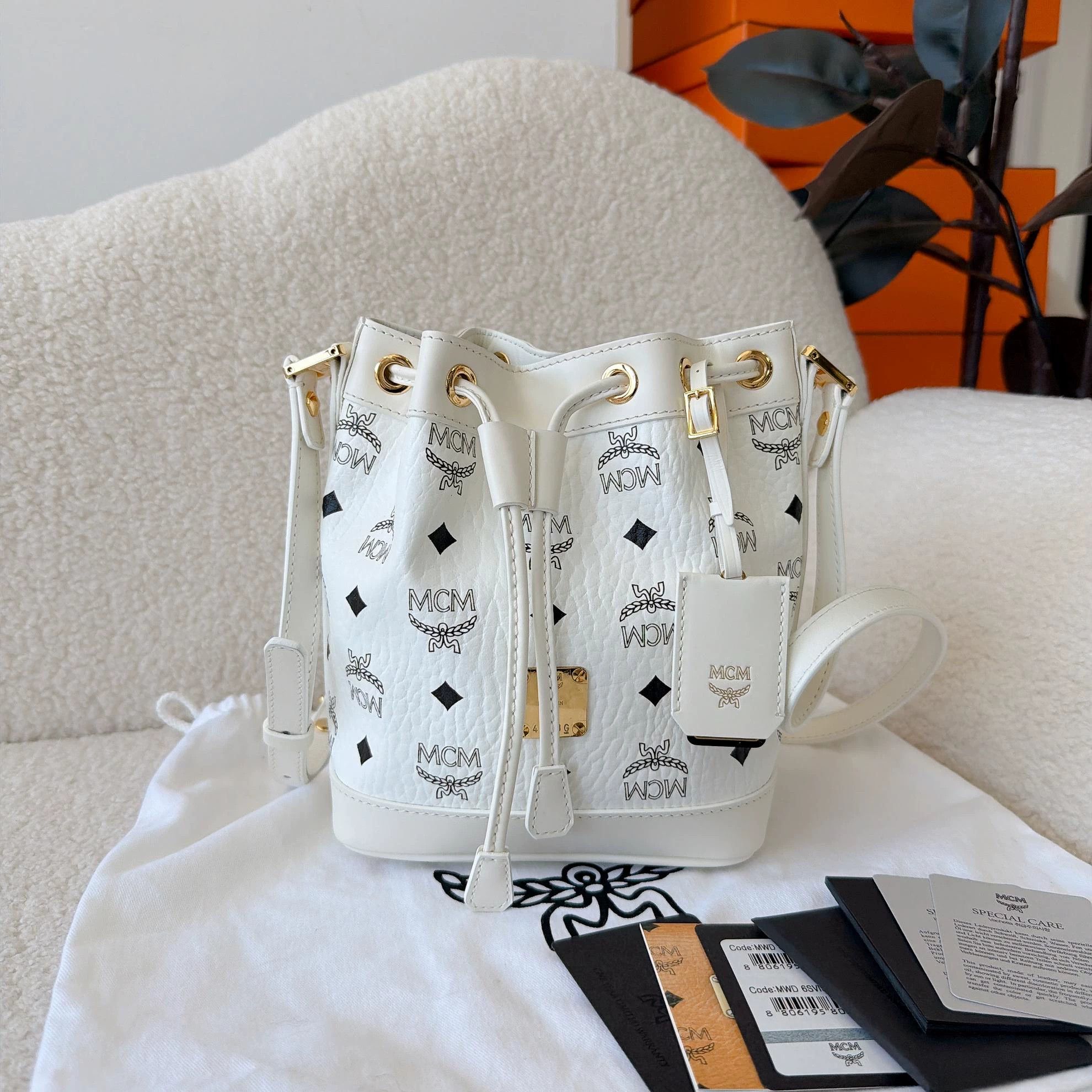 MCM MCM White Drawstring Bucket Bag 5275 16.5x20.5x11 Size ONE SIZE - 1 Thumbnail