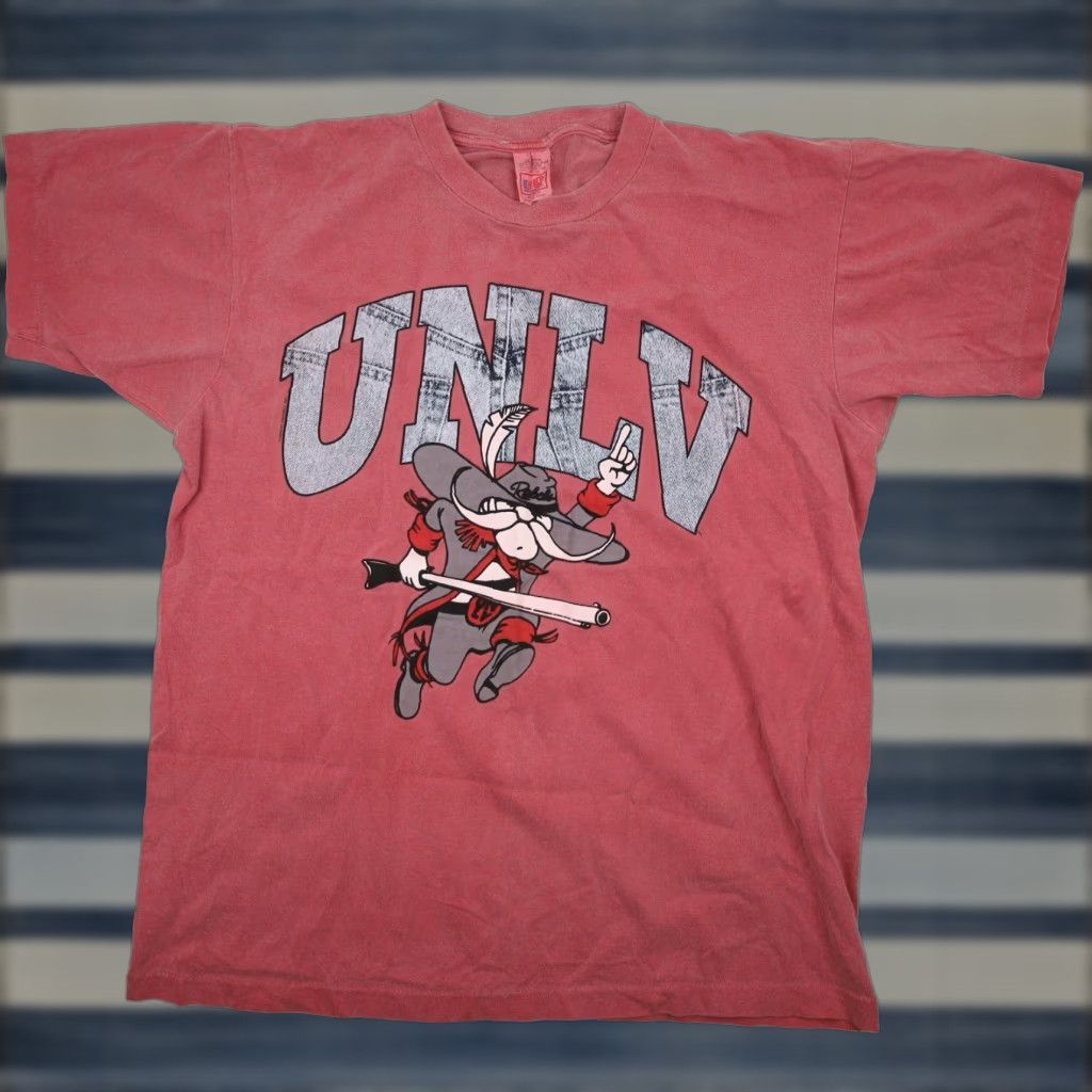 Vintage VINTAGE UNLV Runnin Rebels T Shirt Red XL Graphic Mens Size US L / EU 52-54 / 3 - 1 Thumbnail