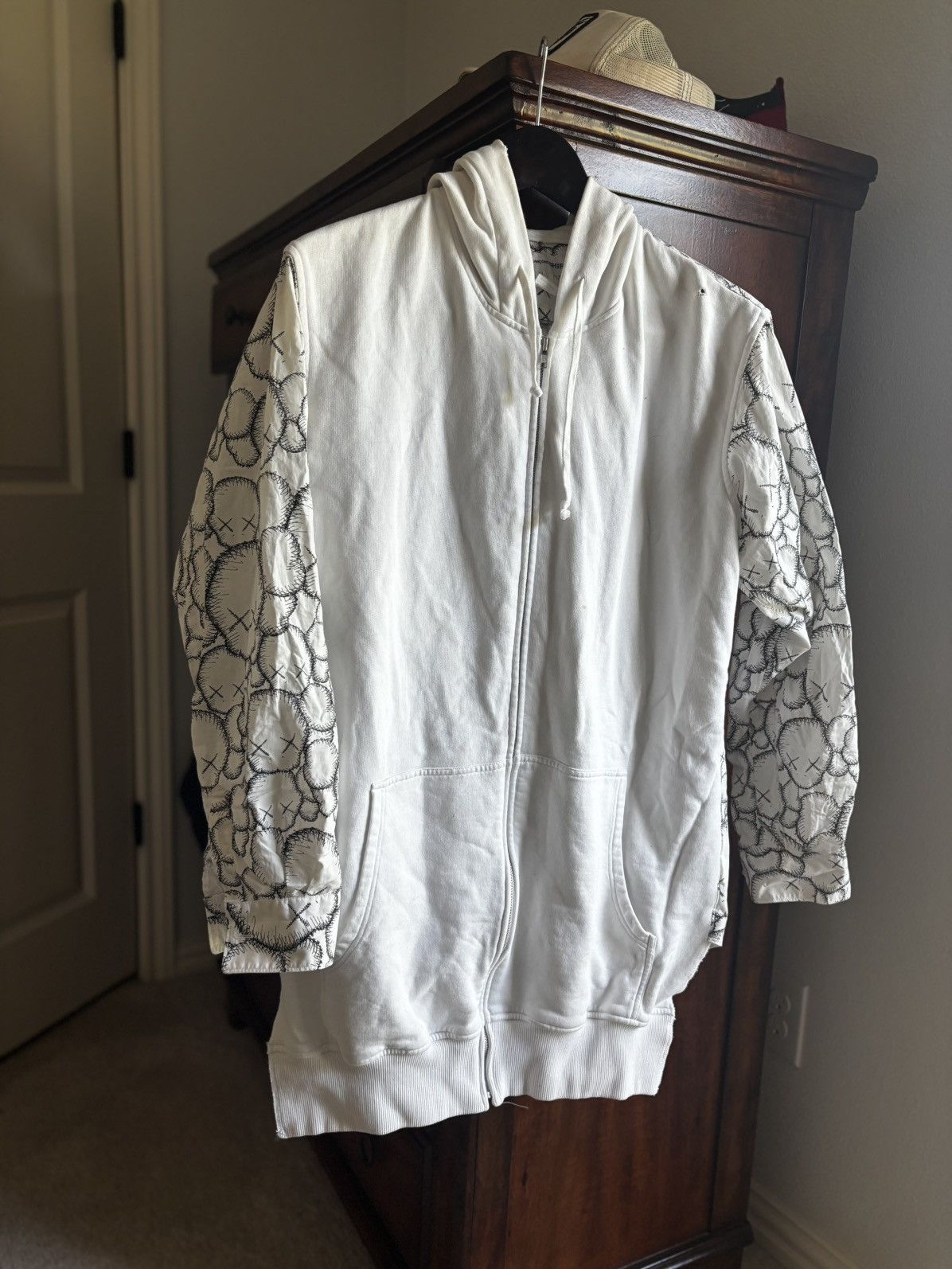 Comme des Garcons SHIRT × Kaws COMME des GARCONS SHIRT × KAWS zip Hoodie white Medium Used Size US M / EU 48-50 / 2 - 4 Thumbnail