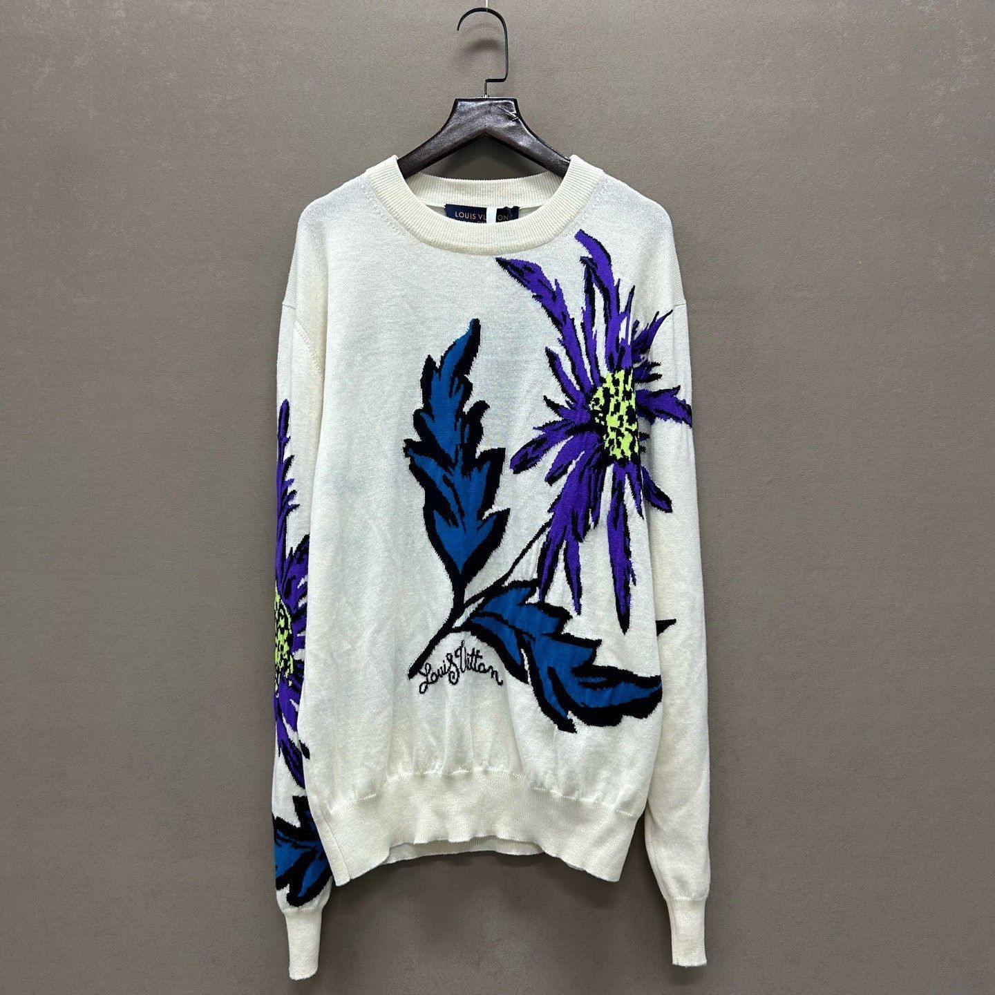 Louis Vuitton Louis Vuitton White Thistle Floral Sweater Size S / US 4 / IT 40 - 1 Thumbnail