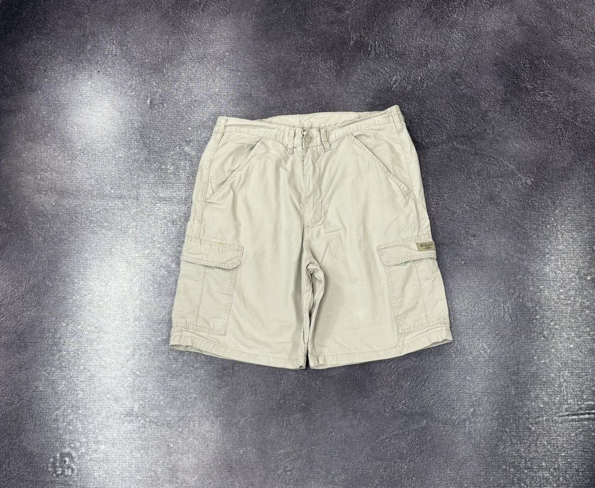 Vintage Vintage Wrangler Y2K Beige Military Hype Cargo Shorts Size US 32 / EU 48 - 1 Thumbnail