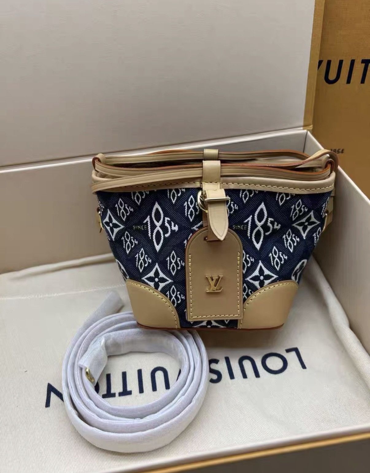 Louis Vuitton LV Louis Vuitton Runway Noe Purse J38 Size ONE SIZE - 1 Thumbnail