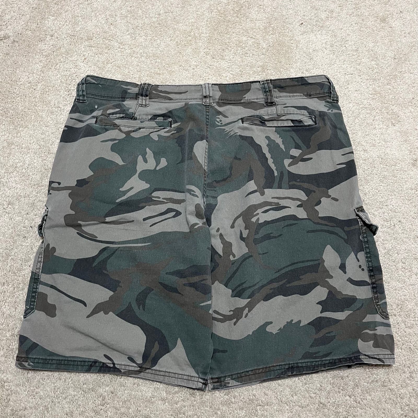 Wrangler Wrangler Relaxed Fit Camo Cargo Shorts 38W Size US 38 / EU 54 - 1 Thumbnail