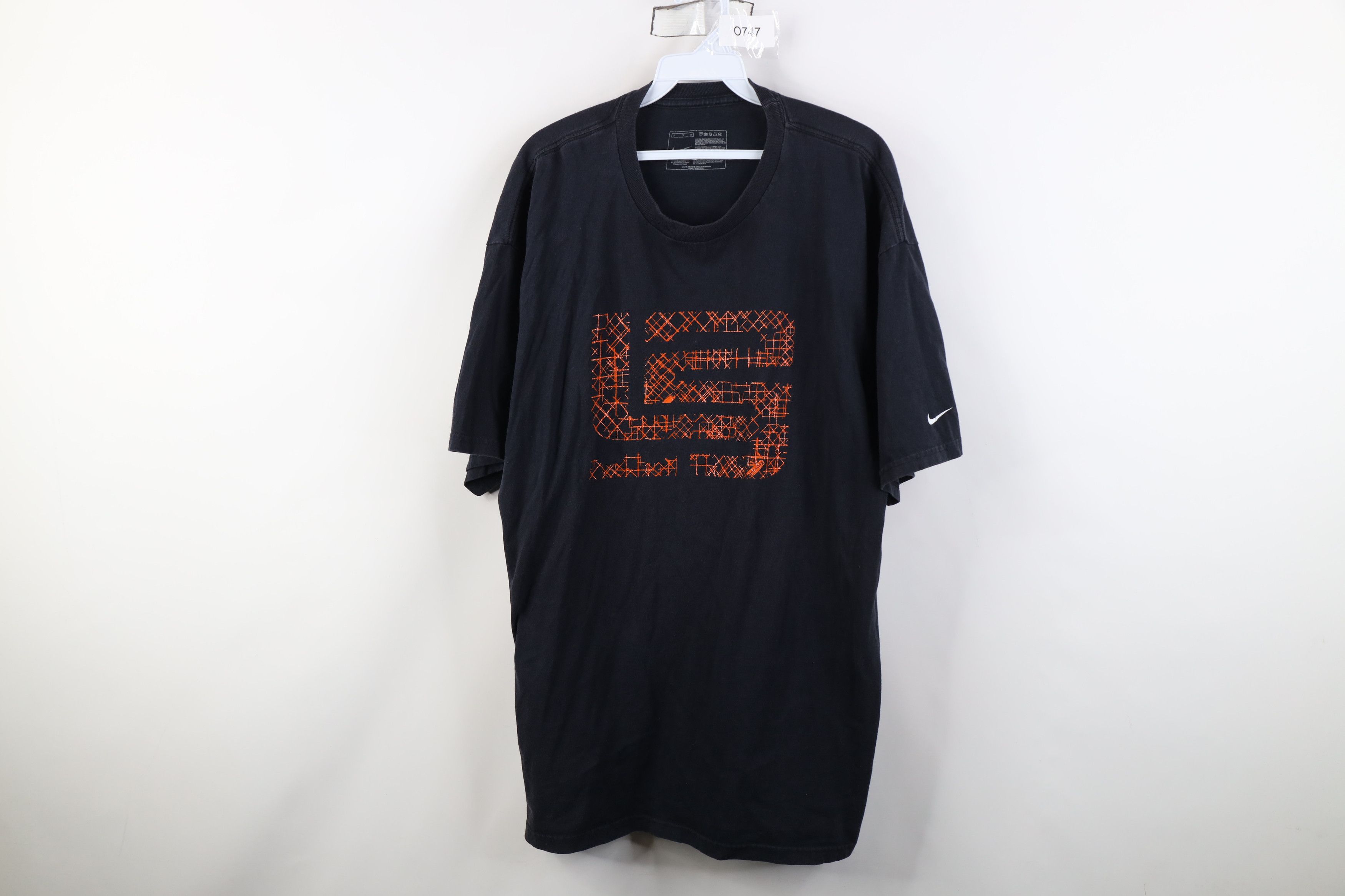 Nike Vintage Nike Lebron James Big Logo Short Sleeve T-Shirt Size US XL / EU 56 / 4 - 1 Thumbnail