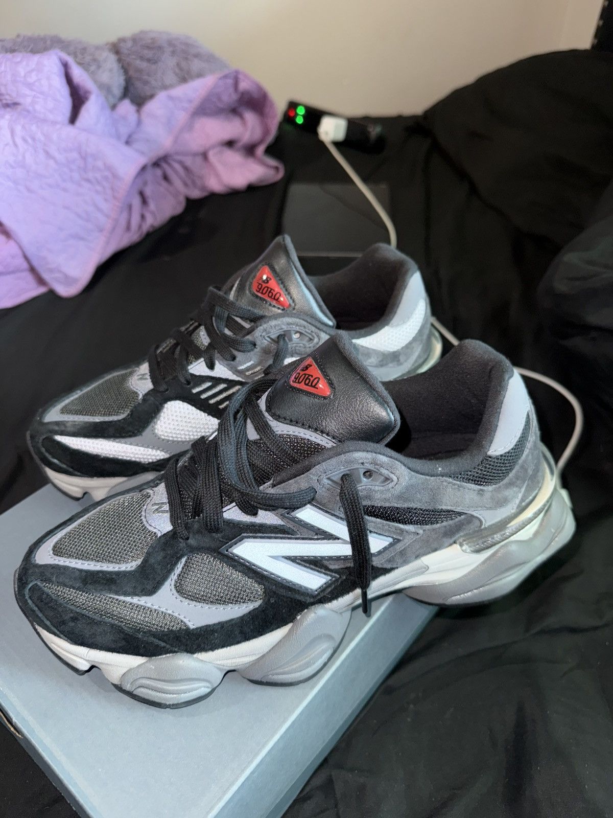 New Balance 9060 BLK Size US 8 / EU 41 - 2 Thumbnail