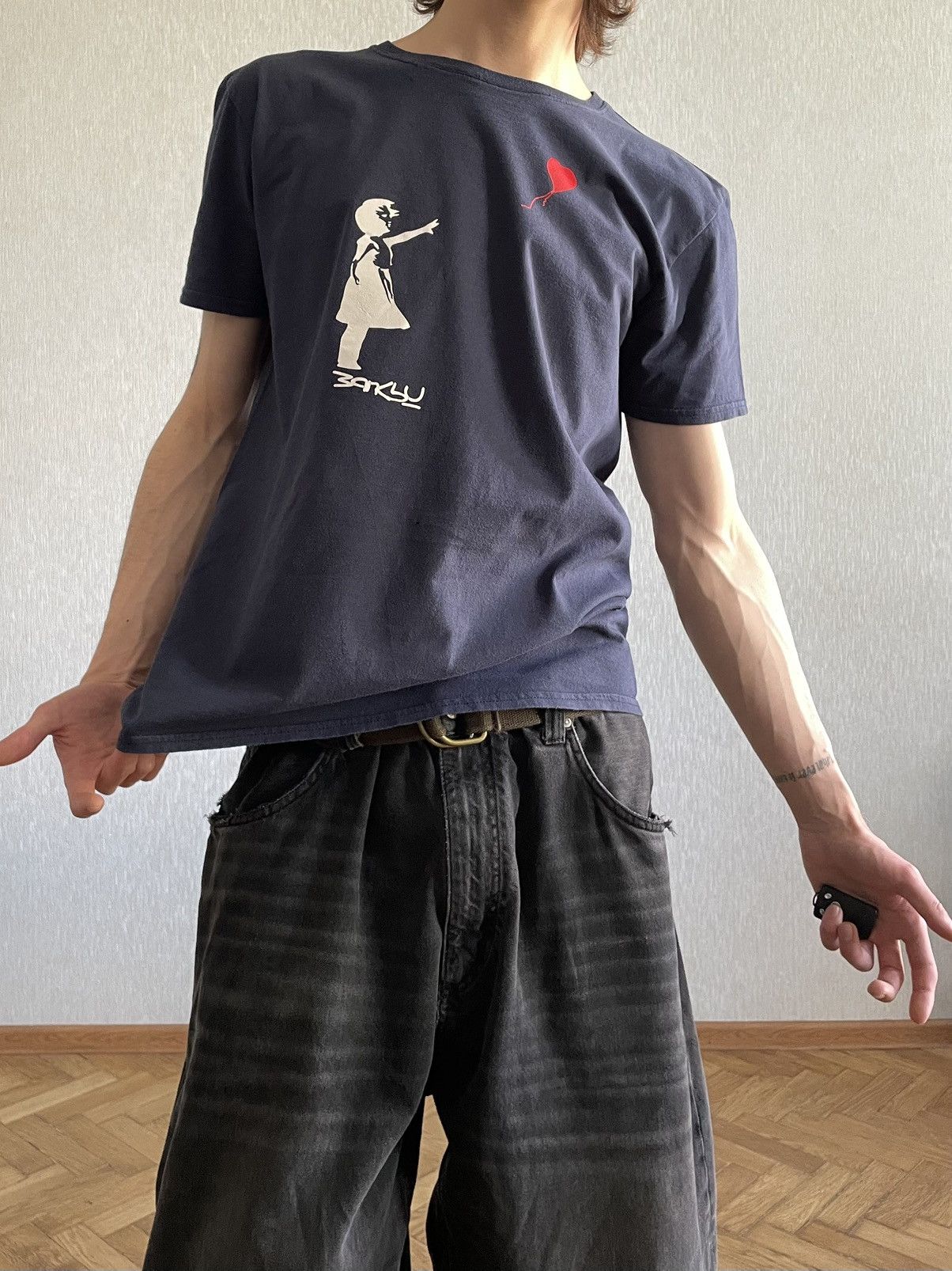 Gildan Banksy’s Girl w/ Balloon, Unknown Version. A T-Shirt Size US L / EU 52-54 / 3 - 4 Thumbnail