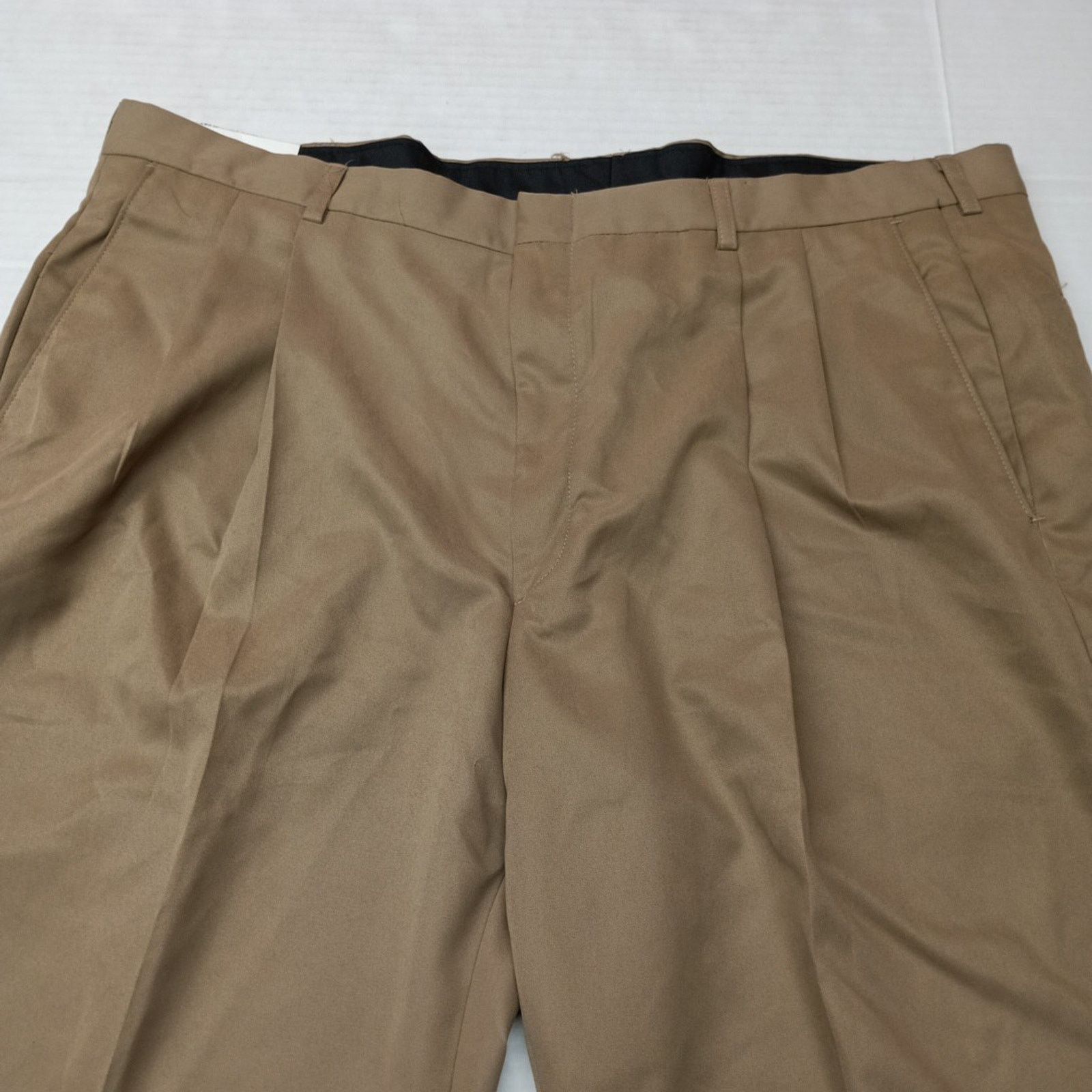 Haggar Haggar Pants Men's Size 42x30 Tan Classic Fit Pleated Cuffed Size US 42 / EU 58 - 4 Thumbnail