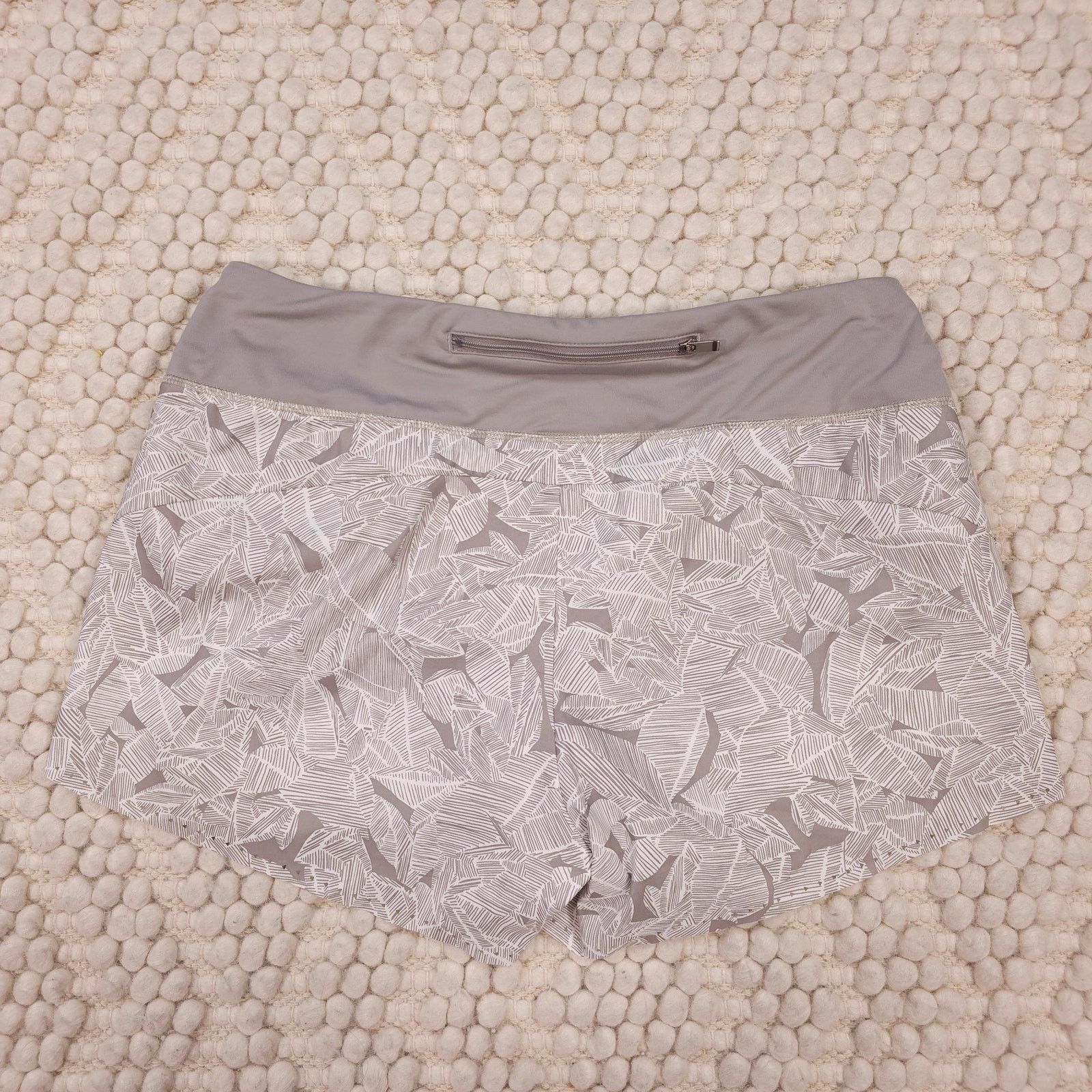 Athleta Athleta Print Laser Run Shorts Taupe Leaf Print Sz Medium Size 30" / US 8 / IT 44 - 3 Thumbnail
