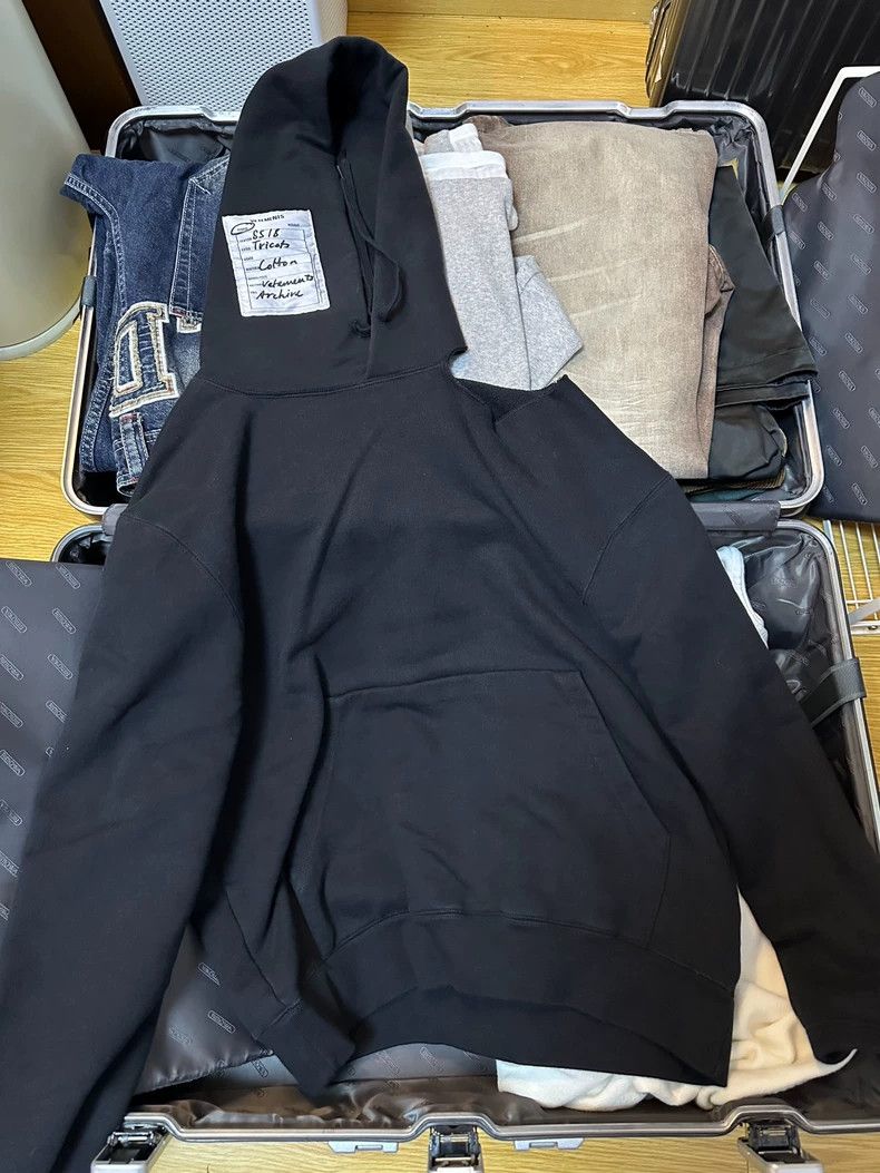 Vetements Vetements SS18 Main storyline off-shoulder hoodie Size US XS / EU 42 / 0 - 1 Thumbnail