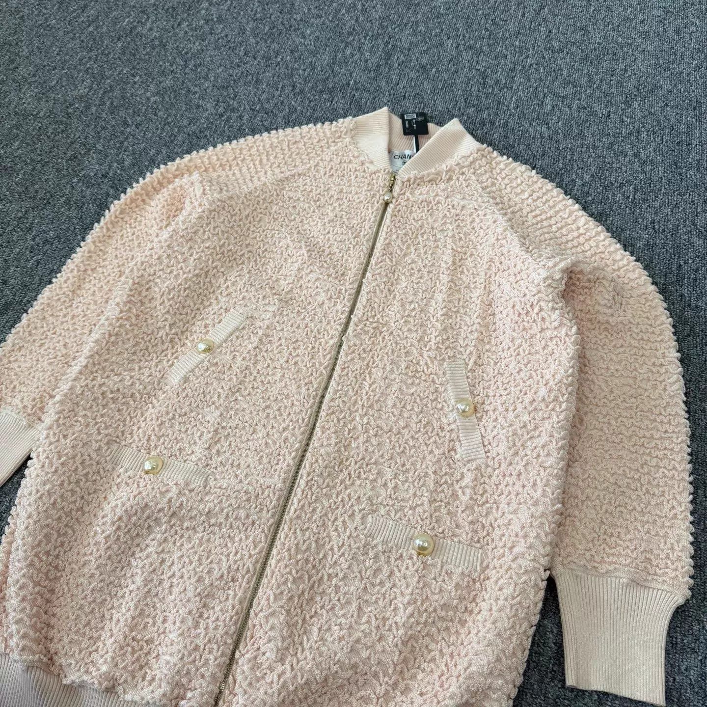 Chanel CHANEL light pink pearl button ribbed Jkt 42 Size M / US 6-8 / IT 42-44 - 4 Thumbnail