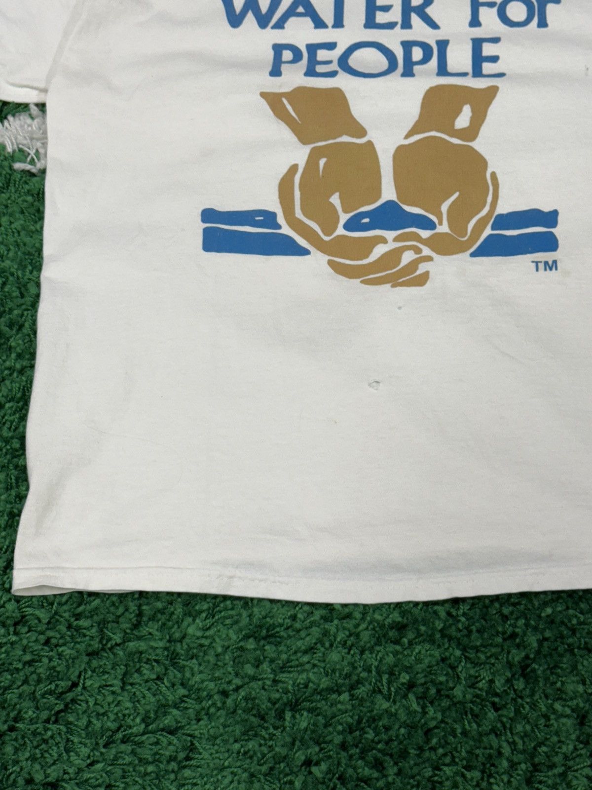 Vintage Vintage Water for The People Hands Gildan Tee Large Design Size US L / EU 52-54 / 3 - 3 Thumbnail