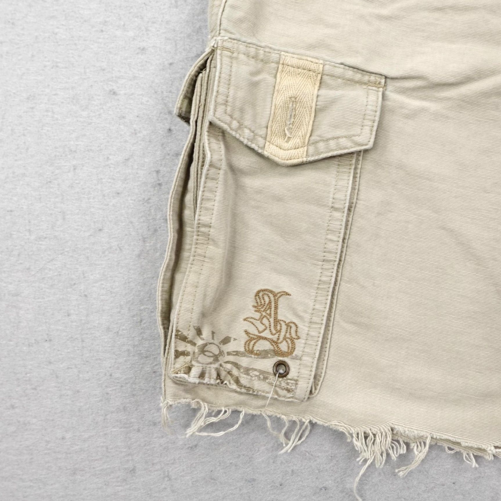 Anchor Blue VINTAGE Anchor Blue Shorts Mens 33 Khaki Cargo Baggy Skater Grunge Frayed Y2K Inseam 10 in Distressed Pockets Beige Cotton Relaxed Regular Mens Size US 33 - 3 Thumbnail
