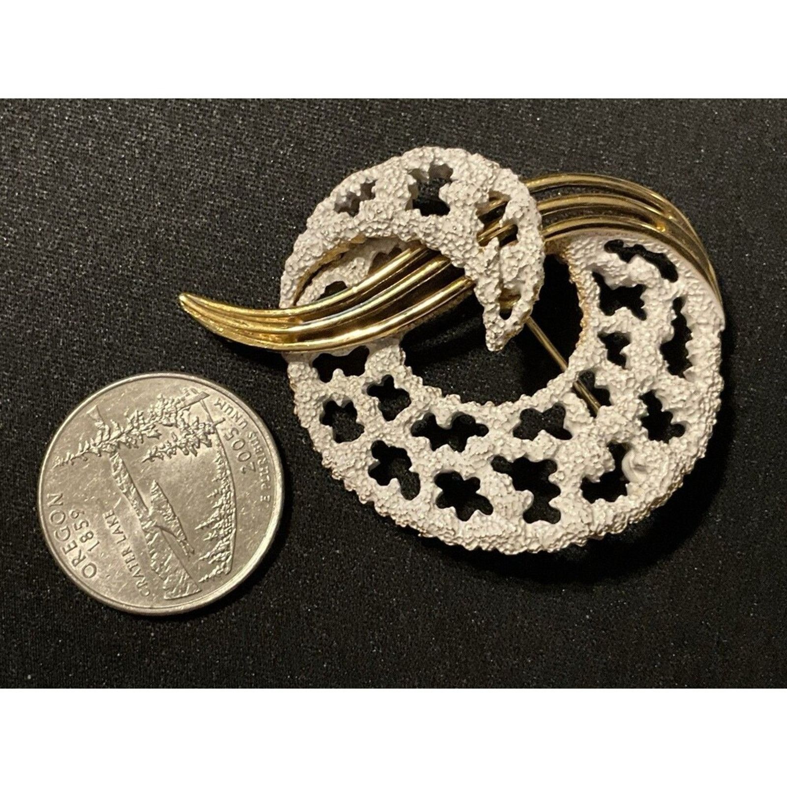 Other Crown Trifari White Enamel, Gold Tone Swirl Vintage Brooch Size ONE SIZE - 3 Thumbnail