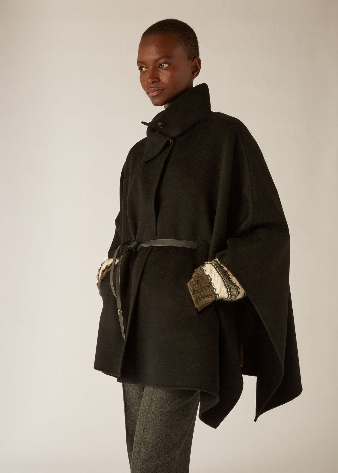 Loro Piana o1srvl11e0824 Size: OS / Denice Cashmere Cape in Black Size ONE SIZE - 2 Thumbnail