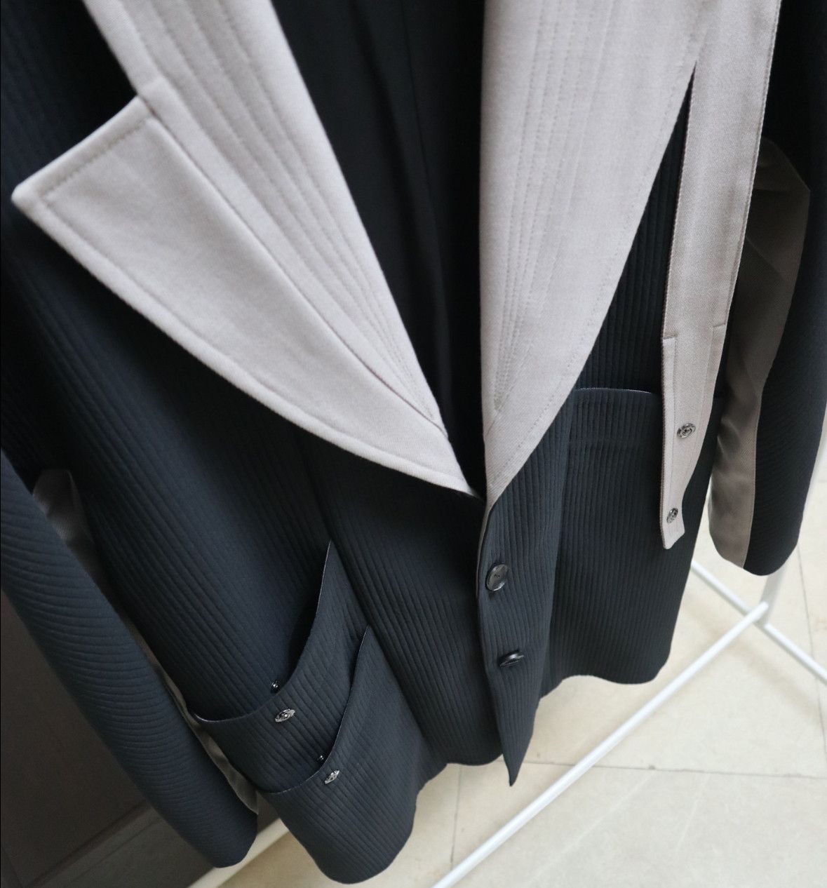 Kiko Kostadinov KIKO KOSTADINOV black-and-white patchwork silhouette coat Size US S / EU 44-46 / 1 - 4 Thumbnail