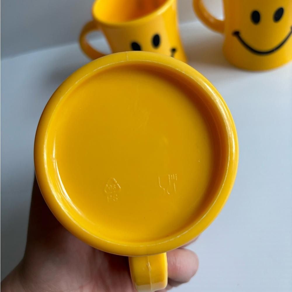 Designer Set of Three Vintage Hard Plastic Smiley Mugs Size ONE SIZE - 2 Thumbnail