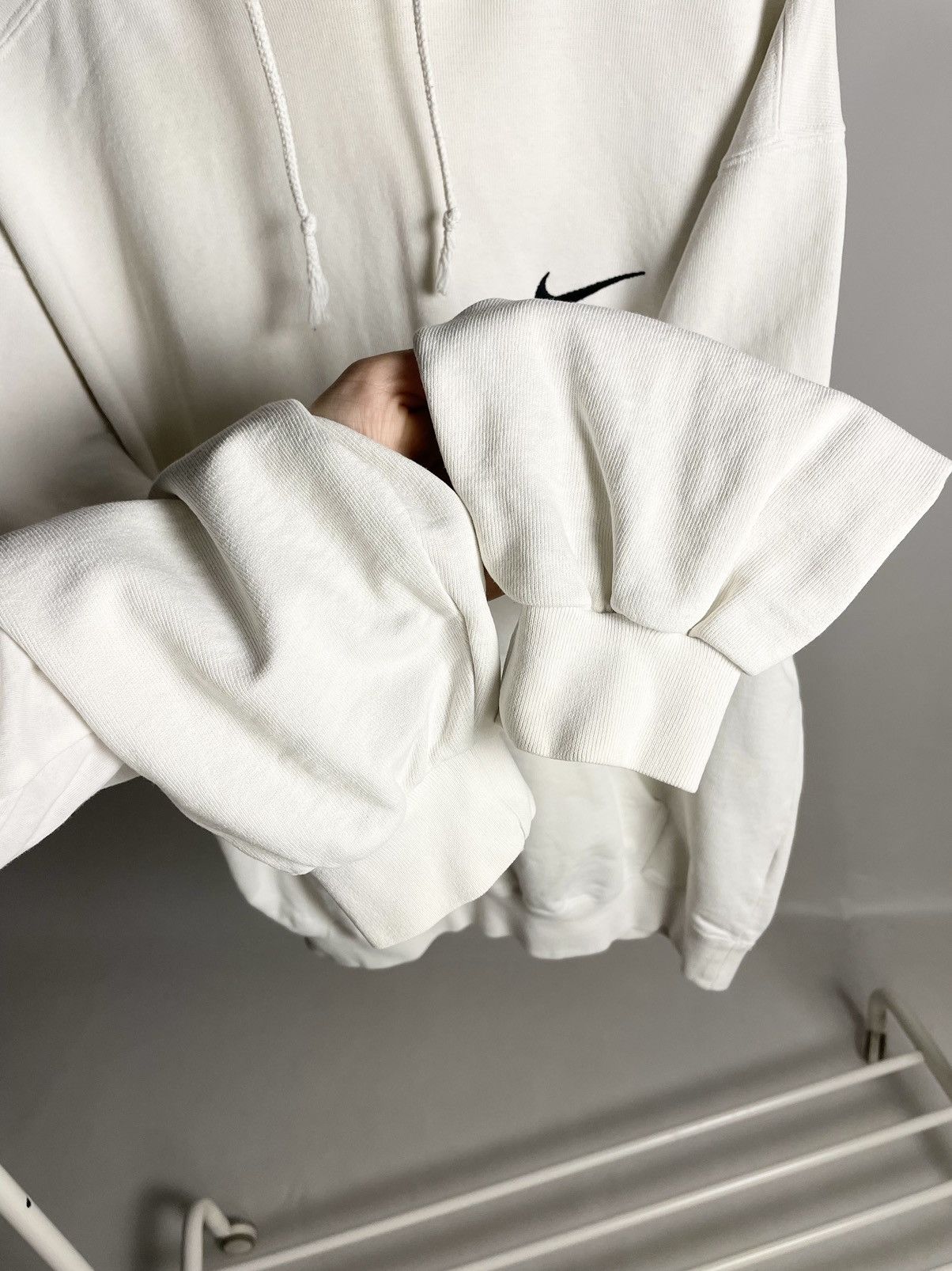 Nike VINTAGE 🐻 Nike Boxy fit white small Logo Hoodie Size US L / EU 52-54 / 3 - 9 Thumbnail
