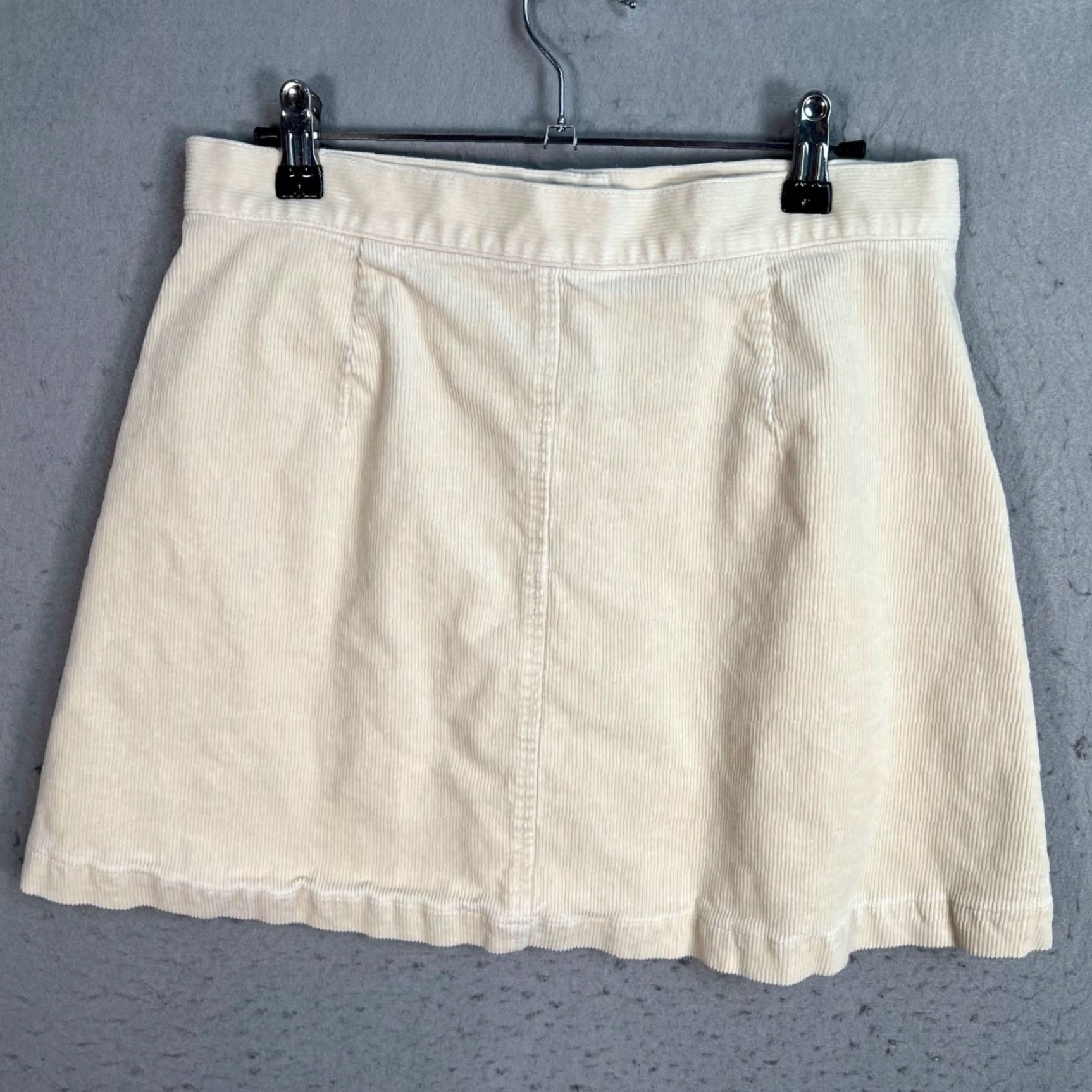 Uniqlo Uniqlo Beige Corduroy Mini Skirt With Button Front Womens Size 10 Size 32" / US 10 / IT 46 - 2 Thumbnail