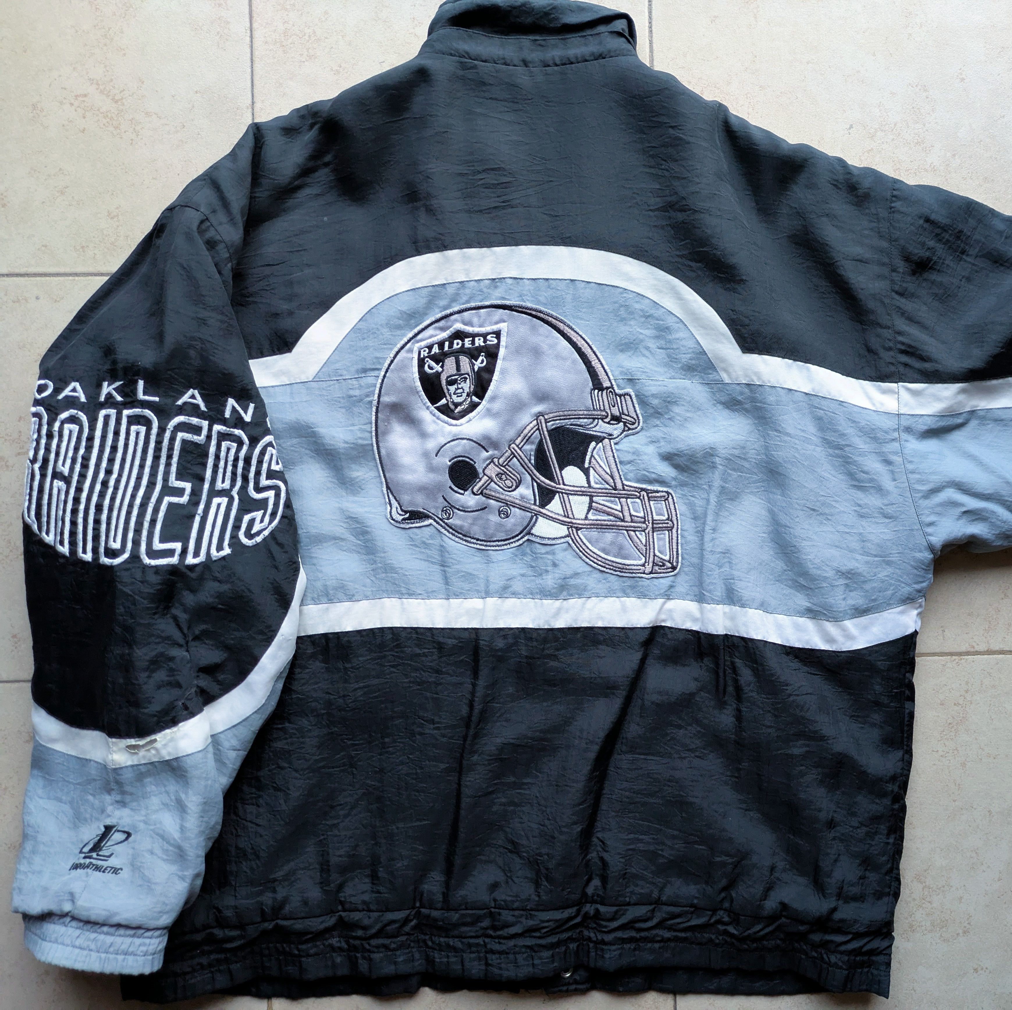 NFL Oakland Raiders 90s HELMET puffer M L blk silver NFL Pro vtg Size US M / EU 48-50 / 2 - 1 Thumbnail