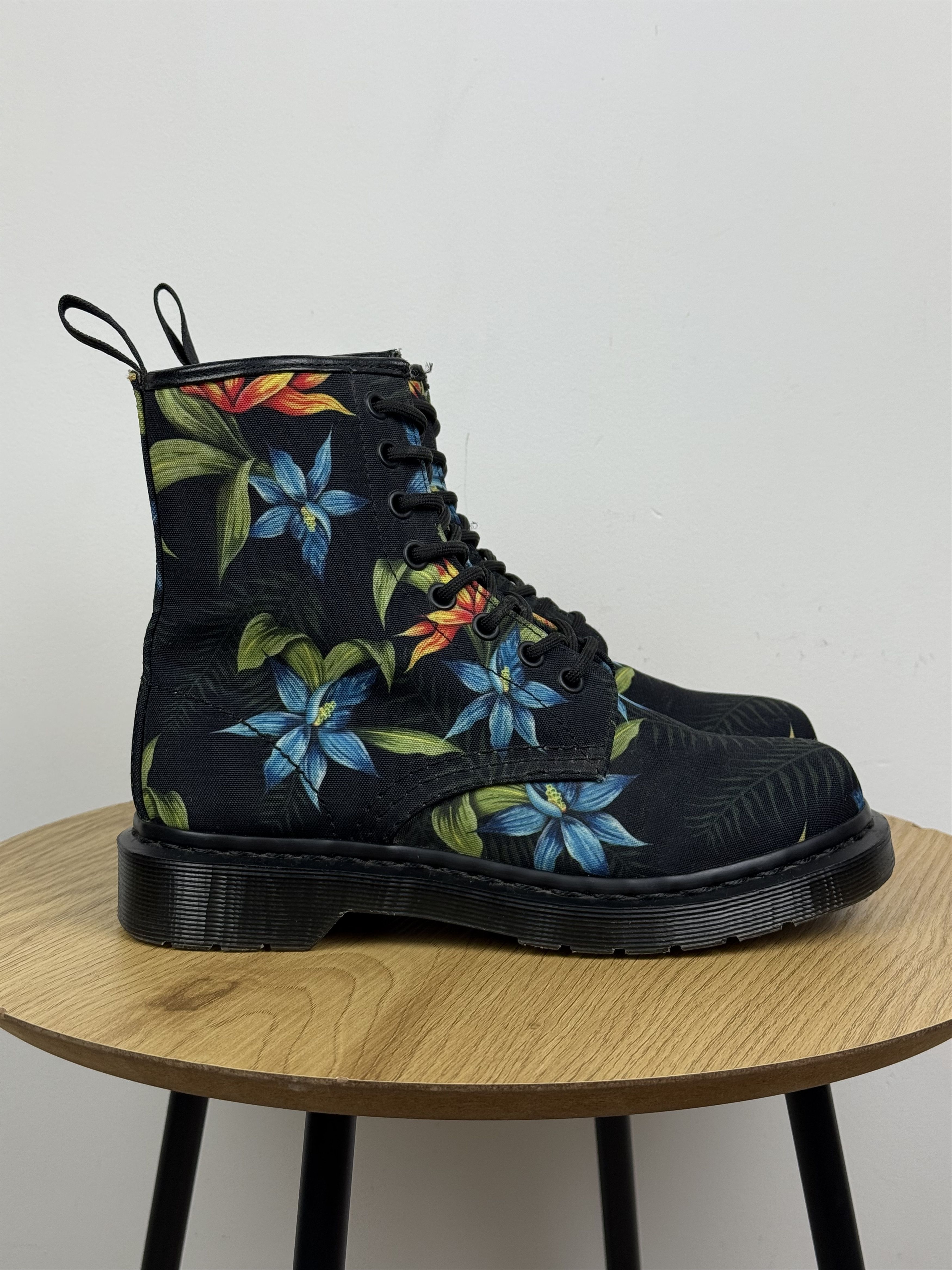 Dr. Martens Dr. Martens Hawaiian Castel Vegan Black Floral Women's EUR37 Size US 7 / IT 37 - 2 Thumbnail