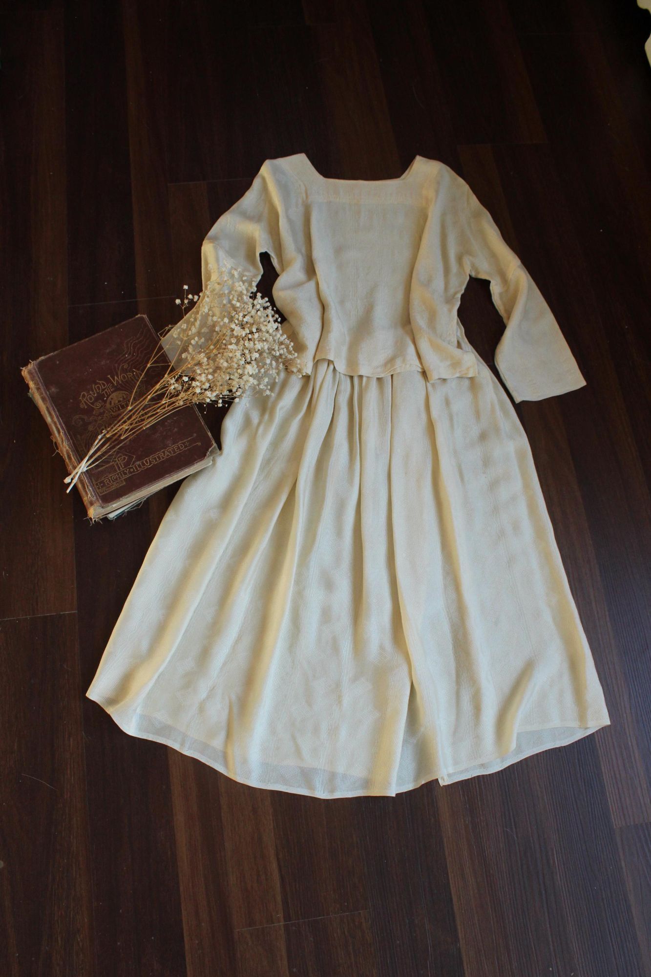 Vintage Vintage 1960s Blouse and Skirt, Ivory Silk Separates, Square Size S / US 4 / IT 40 - 2 Thumbnail