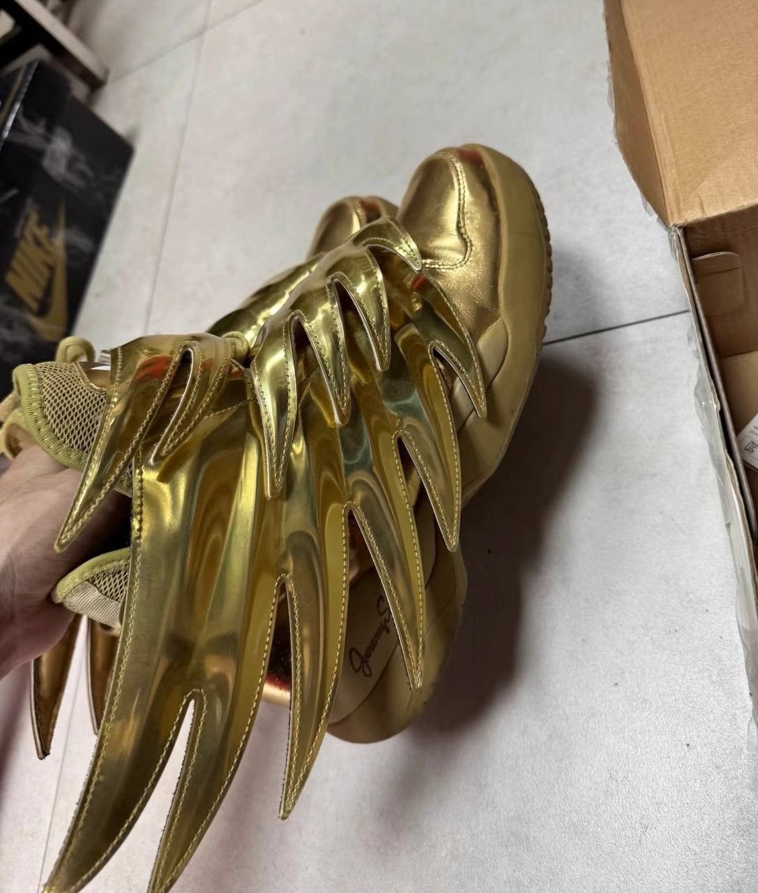 Adidas × Jeremy Scott Adidas Jeremy Scott Wings 3.0 Wings, gold, Saint Seiya style Size US 9 / EU 42 - 5 Thumbnail