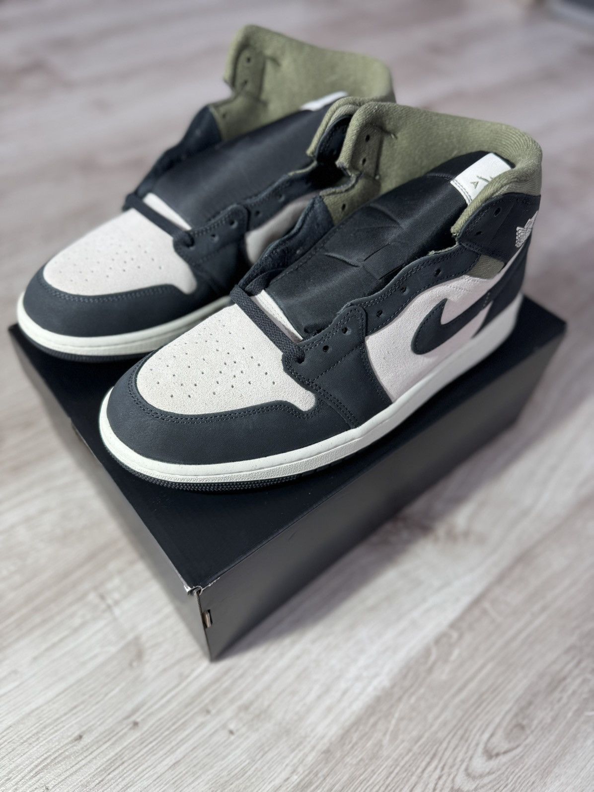Nike Air Jordan 1 MID SE Size US 11.5 / EU 44-45 - 1 Thumbnail