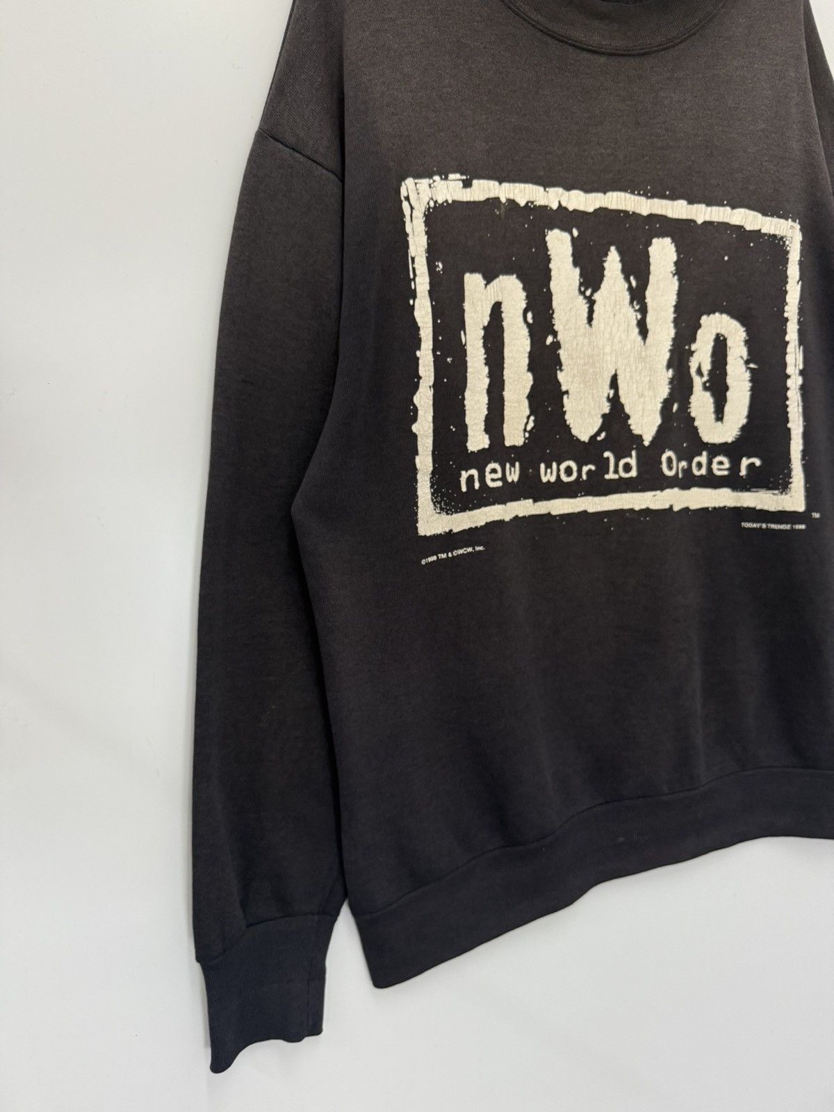 WCW/nWo 🥊 Vtg 90s WCW NWO Distressed Faded Roundneck Sweatshirt - M Size US M / EU 48-50 / 2 - 3 Thumbnail