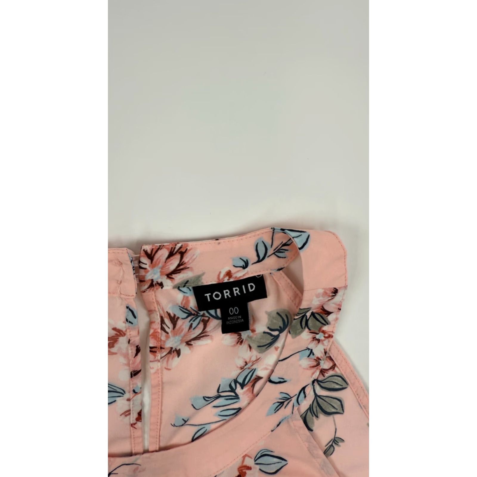 Torrid Torrid Womens Pink Blouse Floral Sleeveless Halter Sharkbite Hem Top 00 Sleeveless Casual Polyester Shirt Size XXS / US 00 / IT 34 - 3 Thumbnail