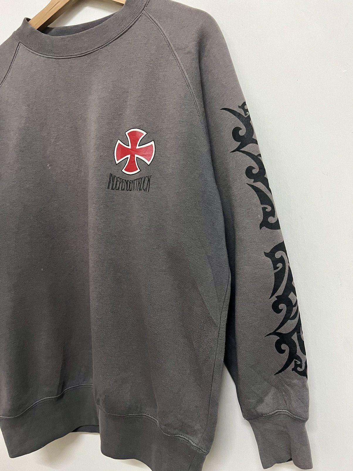 Independent Truck Co. × Santa Cruz Skateboards × Vintage Vintage Y2K Independent Truck Company Sweatshirt Crewneck Size US M / EU 48-50 / 2 - 5 Thumbnail
