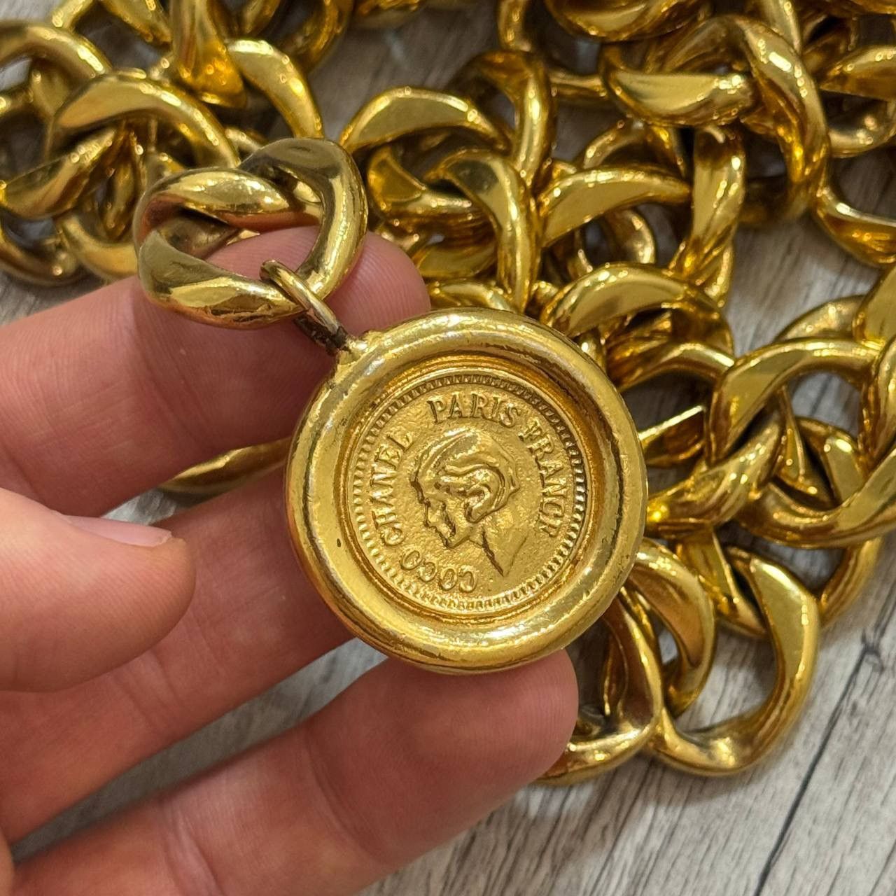 Chanel × Vintage Vintage 90s CHANEL Gold Plated Cambon 31 Rue Coin Chain Belt Size ONE SIZE - 9 Thumbnail