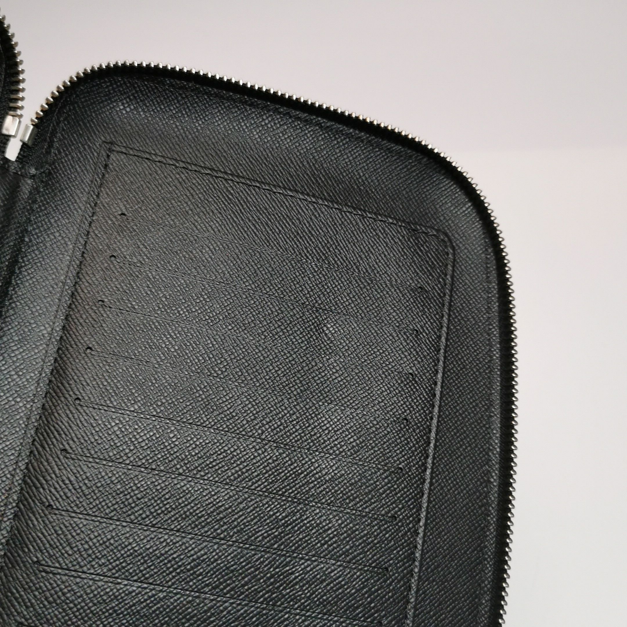Louis Vuitton Louis Vuitton (LV) Taiga Atoll leather solid color zipper c Size ONE SIZE - 3 Thumbnail