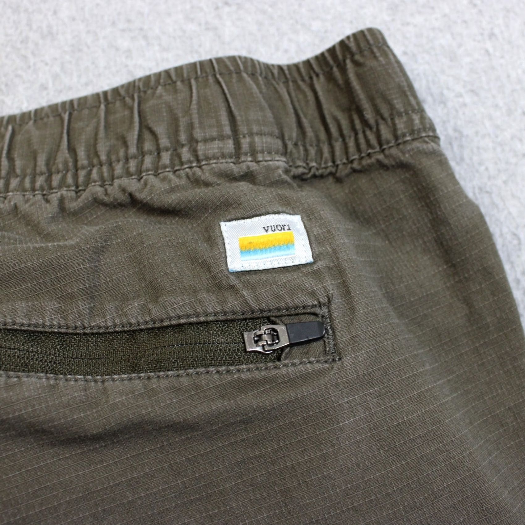 Vuori Vuori Ripstop Climber Pant Men 32x30 Olive Green Elastic Waist Pockets Zip Pocket Outdoor Hike Khakis Straight Leg Regular Mens Pants Size US 32 / EU 48 - 3 Thumbnail