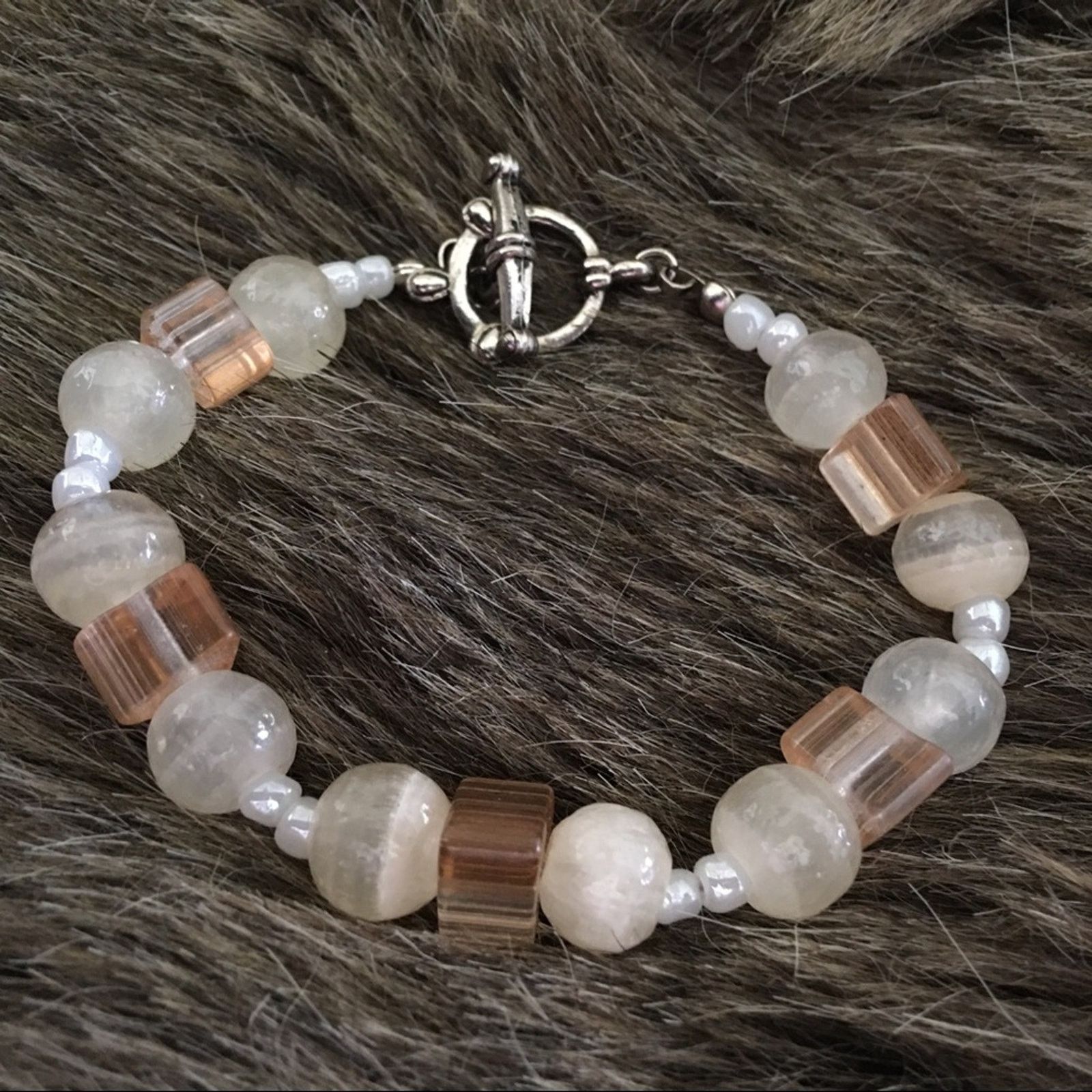Handmade Peaches and cream glass bead bracelet Size ONE SIZE - 6 Thumbnail