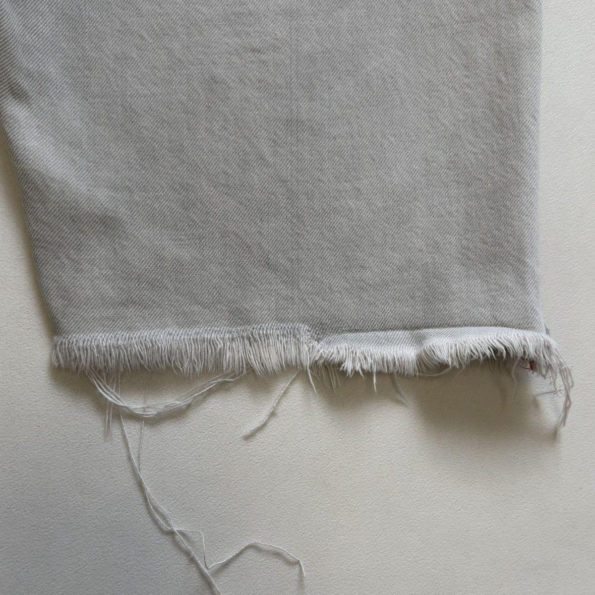 Helmut Lang OG ‘Thrashed’ Gray Cut Off Jean Shorts Size US 32 / EU 48 - 19 Thumbnail
