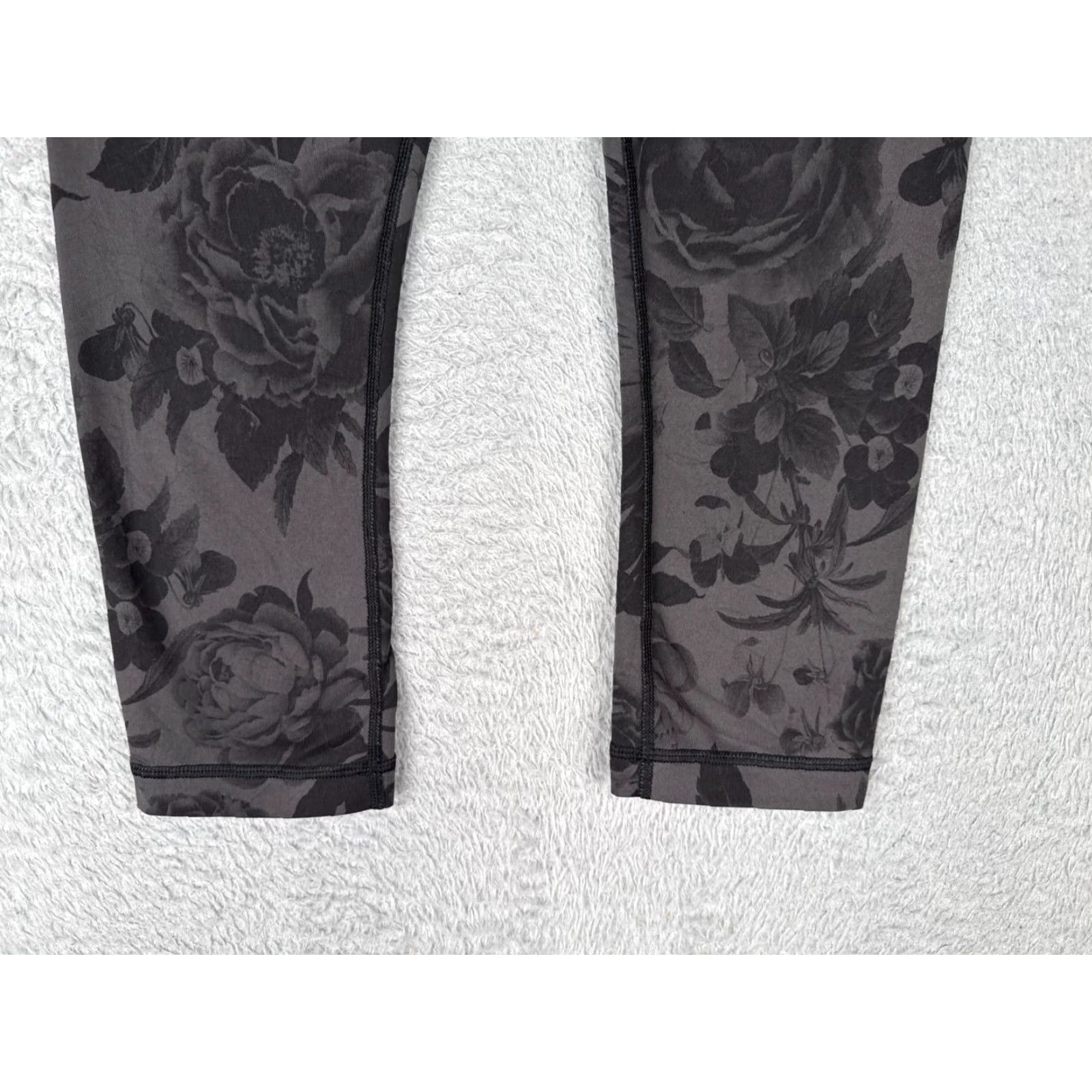 Lululemon **Lululemon Women's Crop Flare Black Gray Yoga Pants** User: **Lululemon Women's Crop Flare Black Gray Yoga Pants** Size 28" / US 6 / IT 42 - 2 Thumbnail