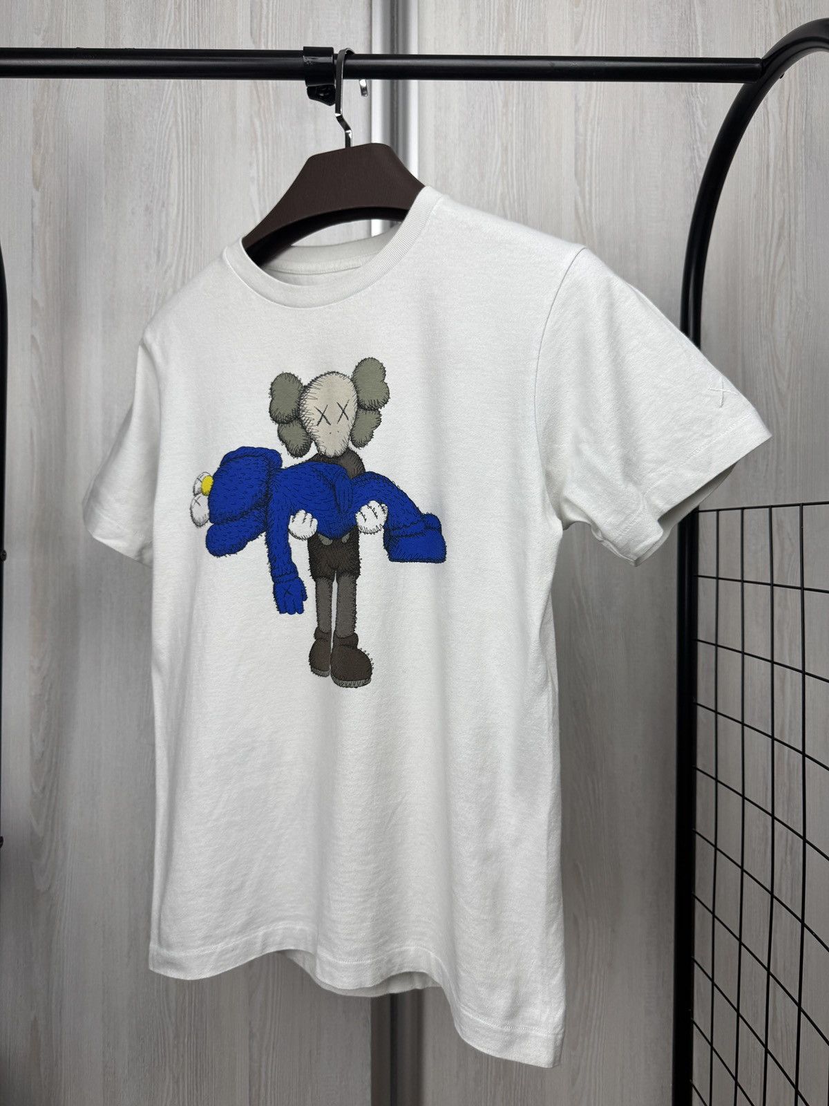 Kaws Uniqlo x Kaws white big logo vintage shirt Size US S / EU 44-46 / 1 - 5 Thumbnail