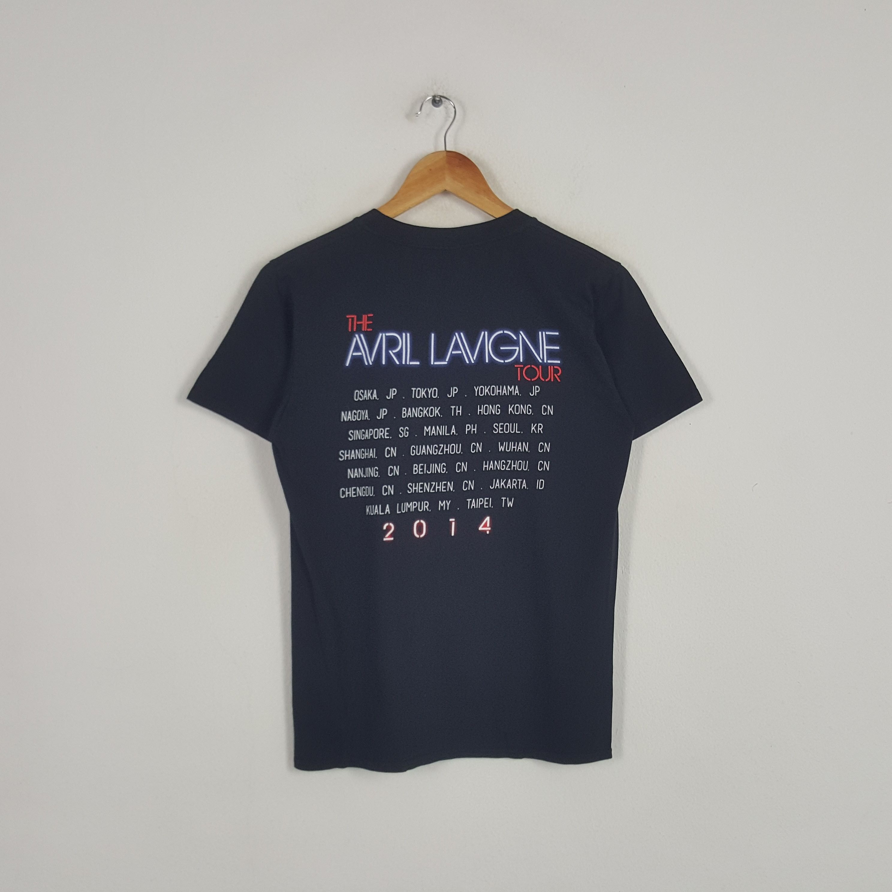 Vintage Vintage The Avril Lavigne Tour Solo Singer Songwriter Tshirt Size US S / EU 44-46 / 1 - 3 Thumbnail