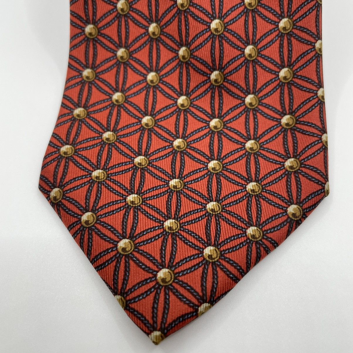 Hermes Hermès Paris 946 IA Silk Tie Red Geometric Chainlink Gold Size ONE SIZE - 2 Thumbnail
