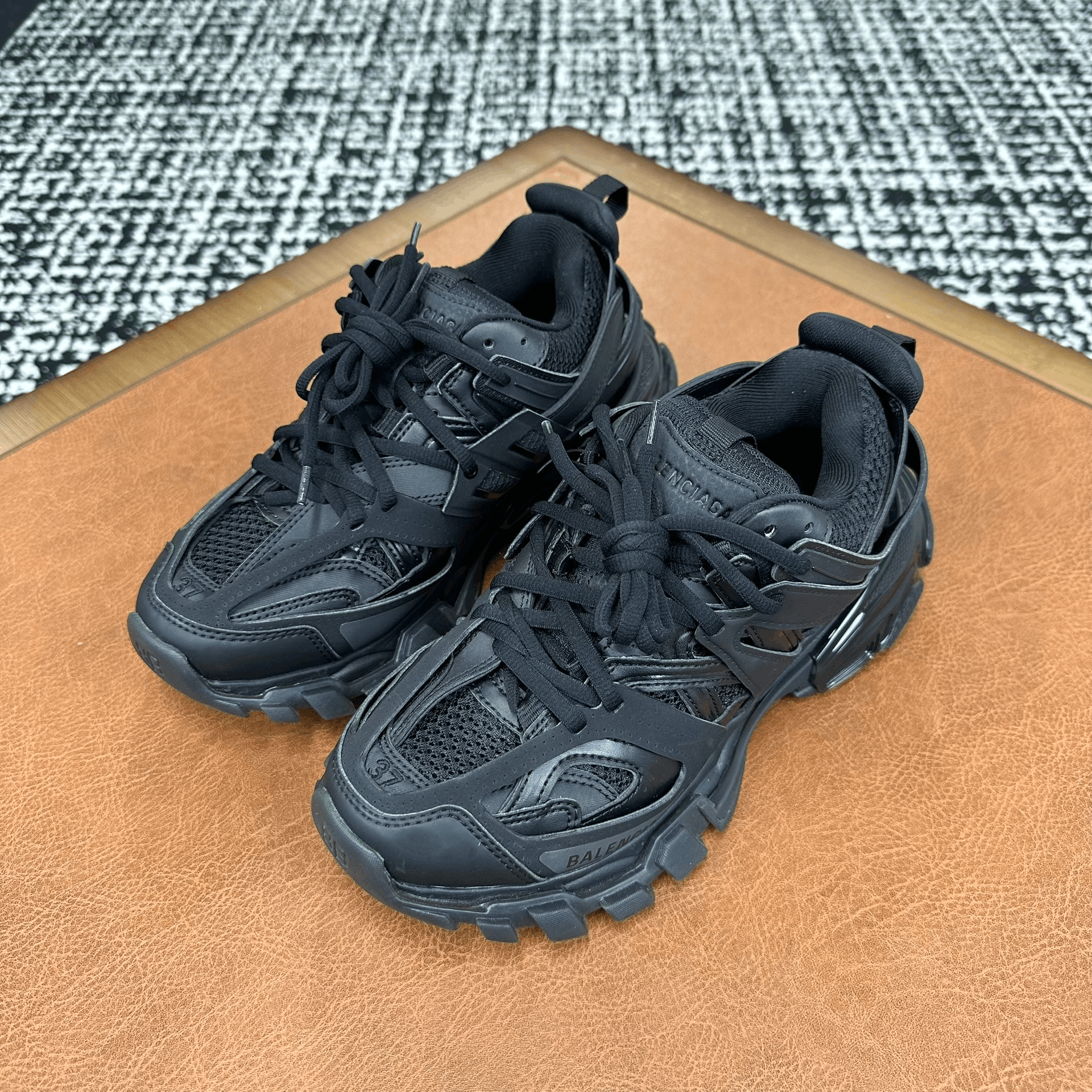 Balenciaga Balenciaga Black Lowtop Sneakers it_37 Women Size US 7 / IT 37 - 1 Thumbnail