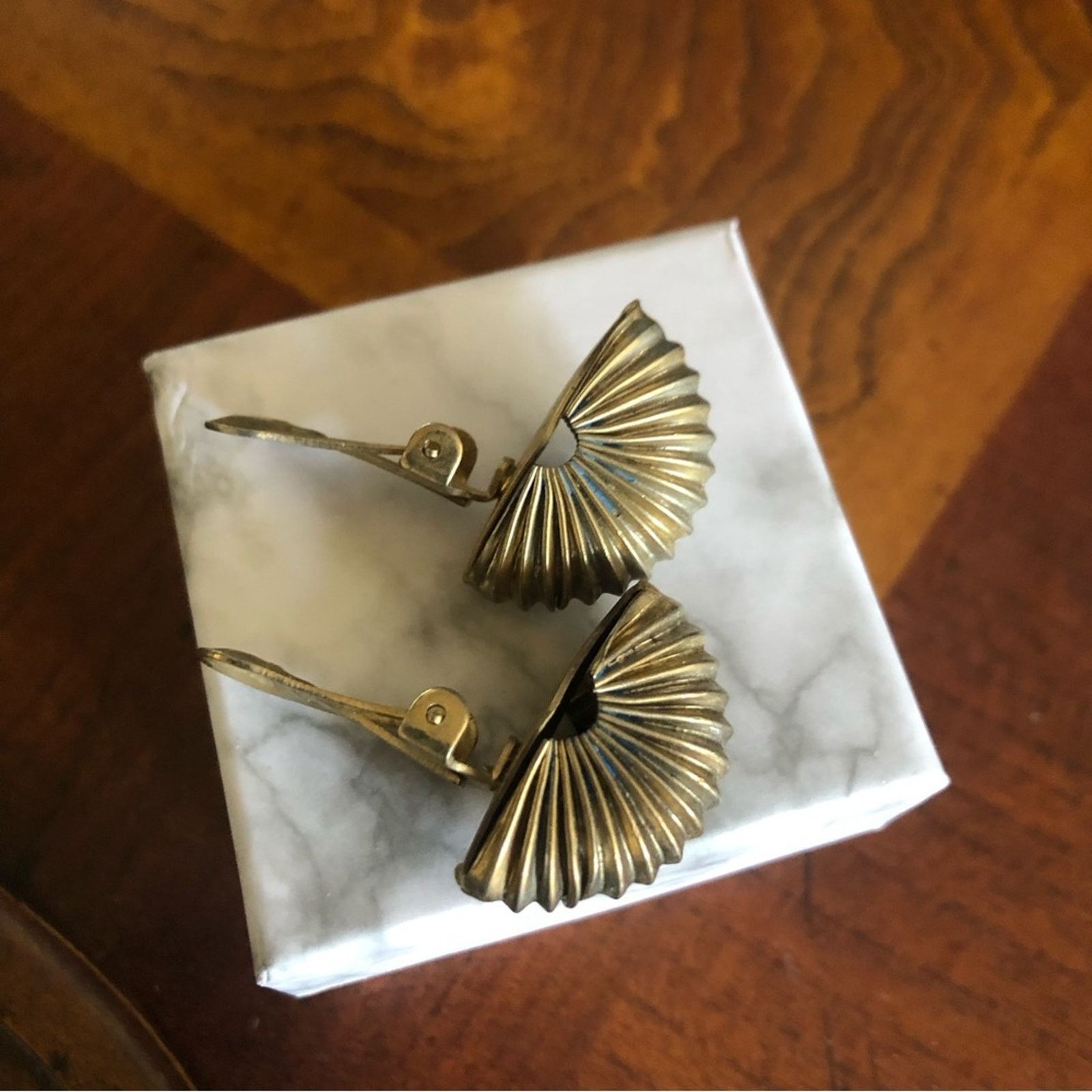 Vintage Vintage 70s brass tone slinky design dome clip on earrings Size ONE SIZE - 4 Thumbnail