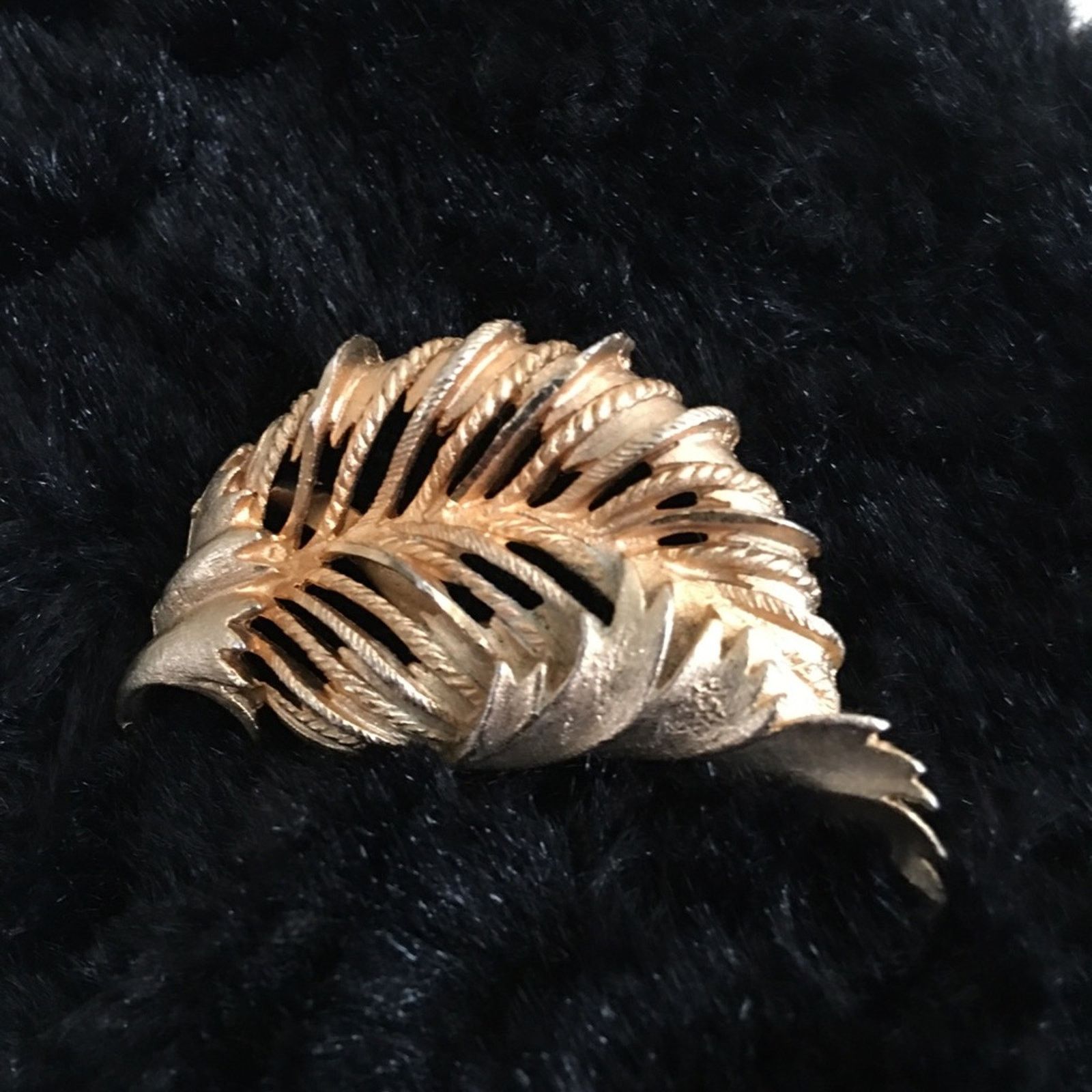 Vintage Vintage 80s gold tone textured leaf brooch pin Size ONE SIZE - 2 Thumbnail