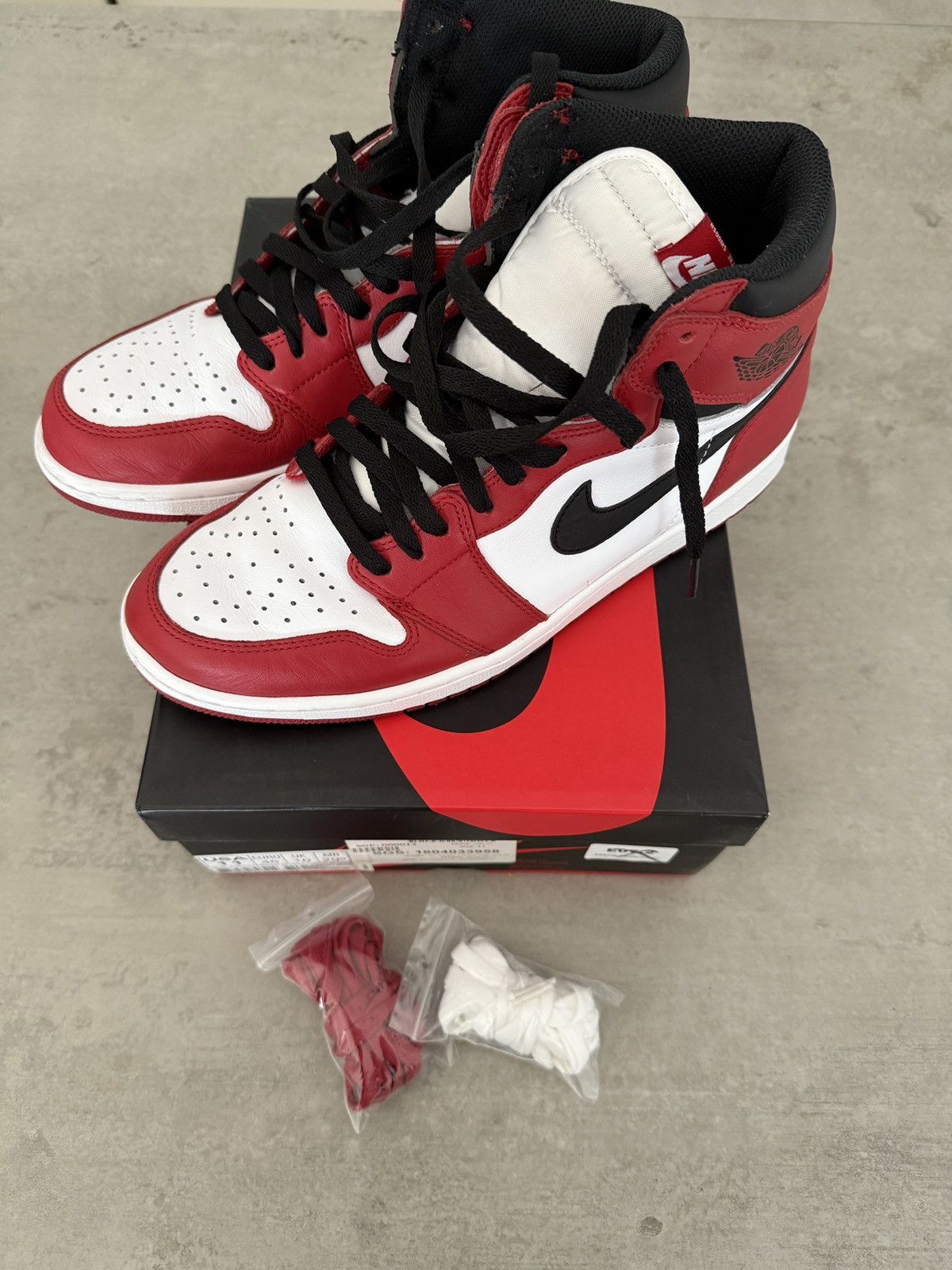 Nike Nike Air Jordan 1 Chicago 2015 Size US 11 / EU 44 - 1 Thumbnail