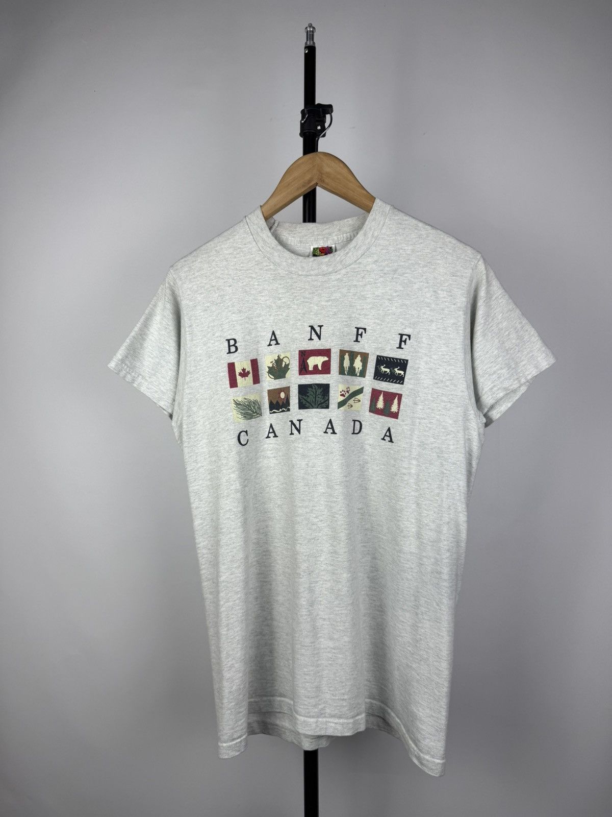 Vintage Vintage 90s Canada Banff Graphic logo Y2K USA T-shirt Size US M / EU 48-50 / 2 - 1 Thumbnail
